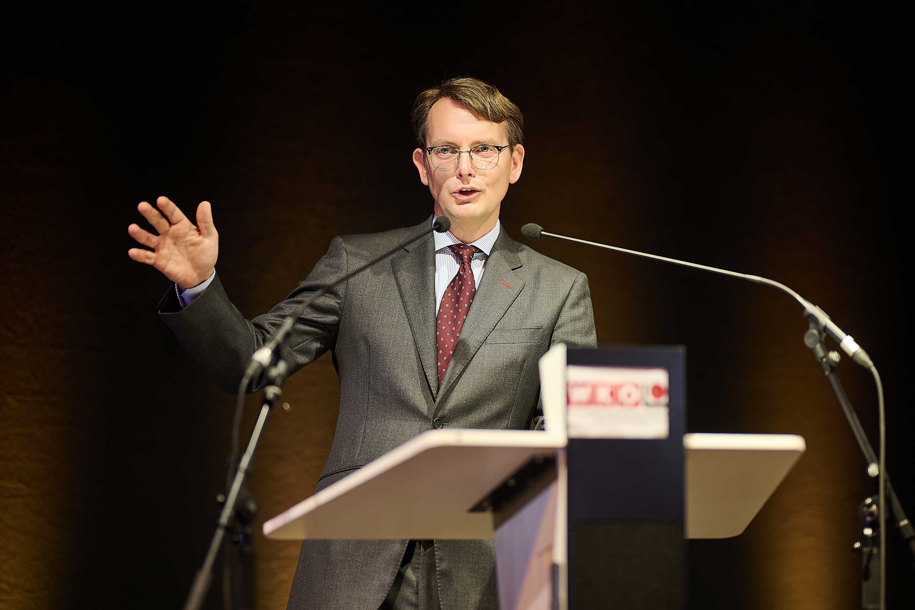 Univ.-Prof. Dr. Stefan Perner während seines Vortrags auf dem Expert:innentreffen der Versicherungsmakler 2025