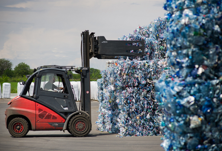 Gabelstapler mit PET-Ballen
