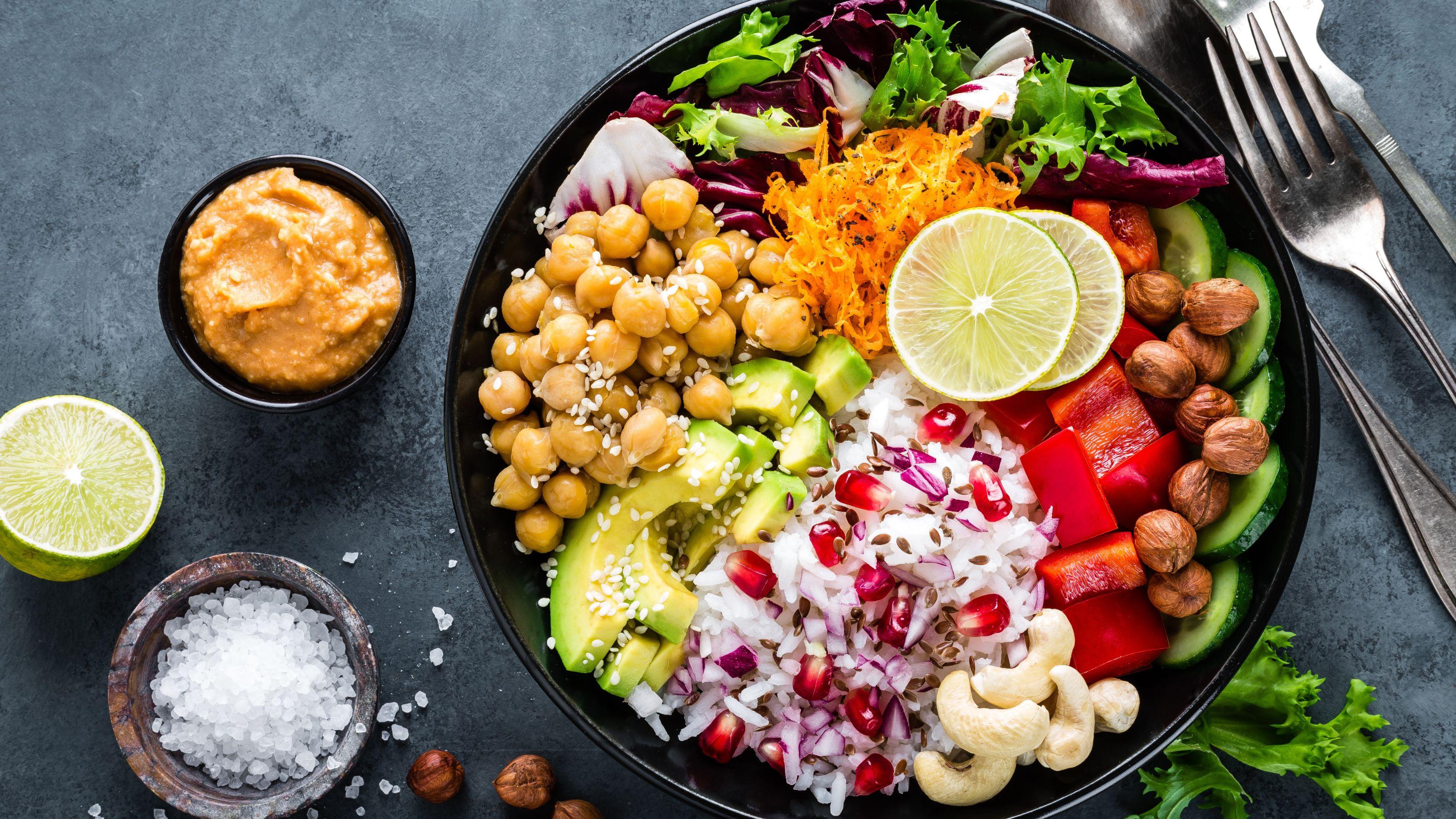 Eine bunte Bowl mit verschiedenen Zutaten.