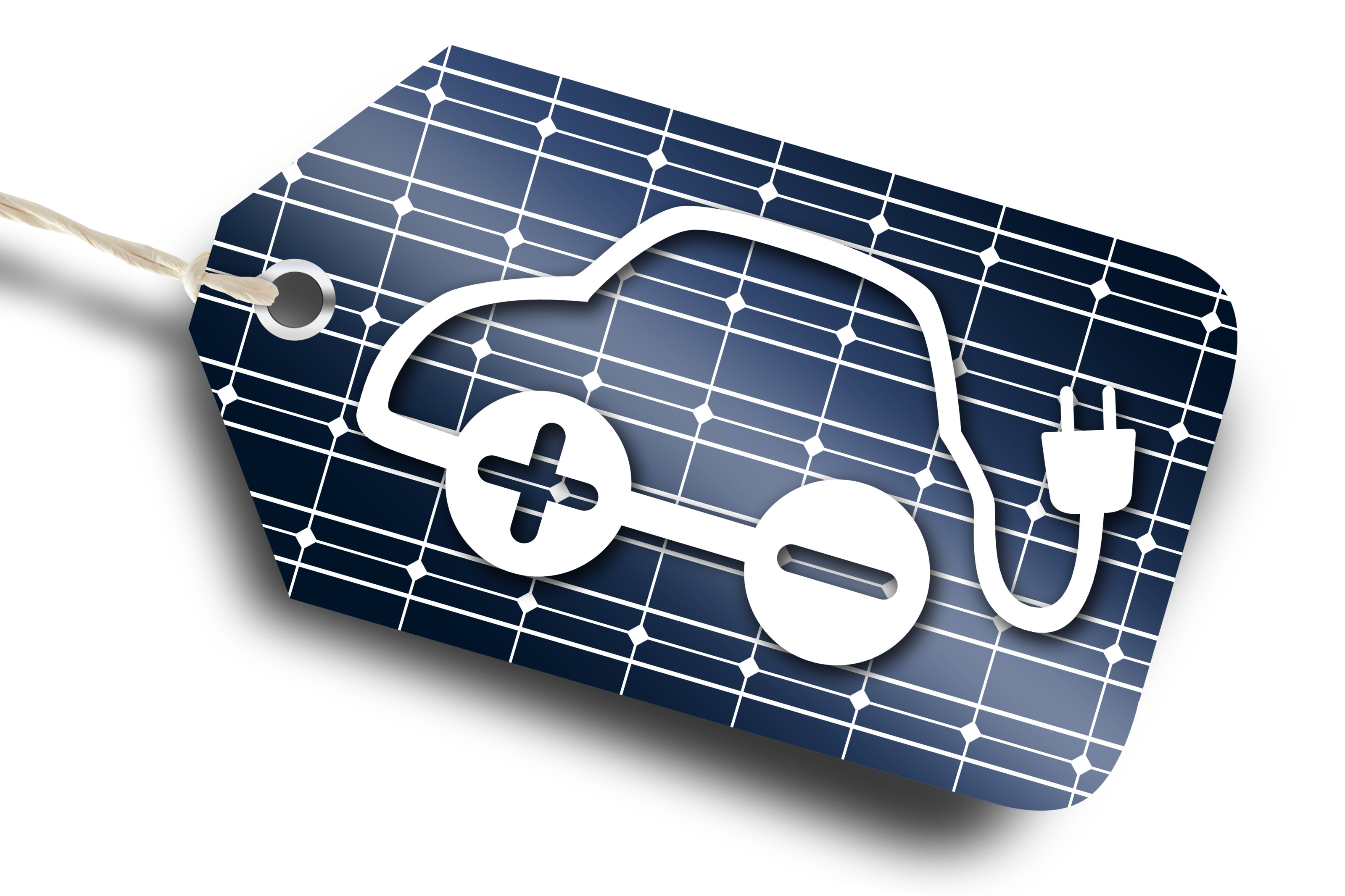 Wei&szlig;es Symbol eines Autos, dessen R&auml;der Plus und Minus enthalten, Karosserie in Kabelstecker verlaufend auf Hintergrund mit Solarzellen in Etikettenform