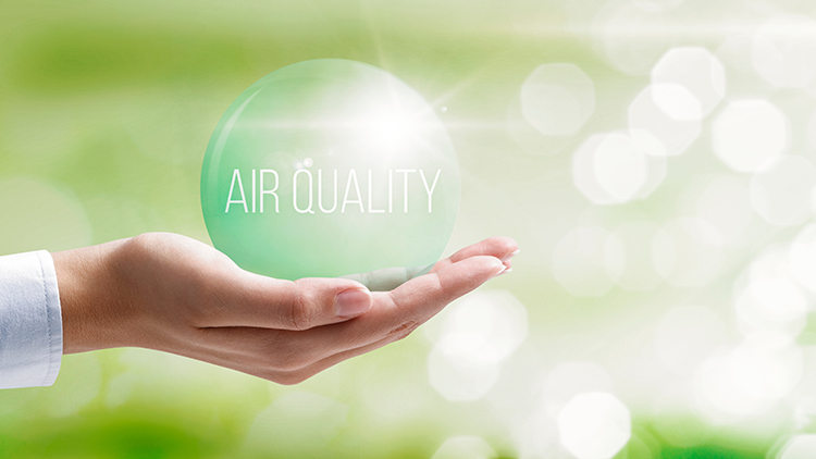 Hand grüne Sphäre haltend mit Aufschrift air quality