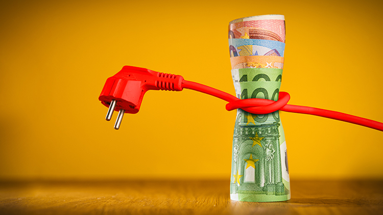 Eurogeldscheine umschlungen von rotem Stromkabel, Hintergrund gelb