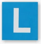 Der Buchstabe L in wei&szlig;er Schrift auf blauer quadratischer Tafel