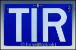 Wei&szlig;er Schriftzug TIR auf blauer rechteckiger Tafel