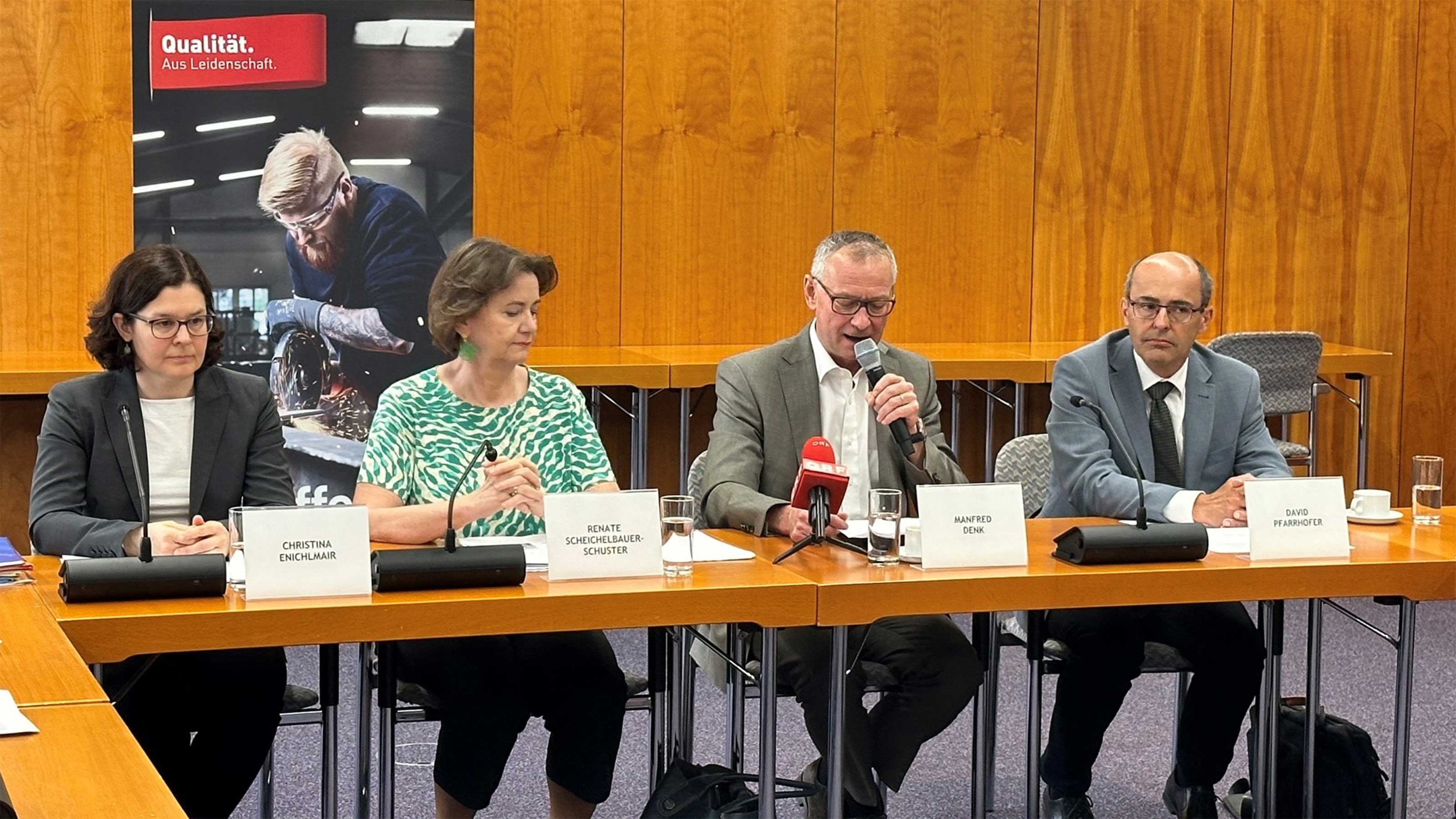 Christina Enichlmair (KMU Forschung Austria), Renate Scheichelbauer-Schuster (Bundesspartenobfrau Gewerbe und Handwerk), Manfred Denk (BIM Sanit&auml;r-, Heizungs- und L&uuml;ftungstechniker) und David Pfarrhofer (Market Institute) bei der Spartenpressekonferenz