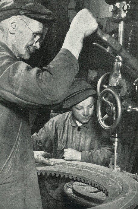 Arbeiter bedient eine Maschine