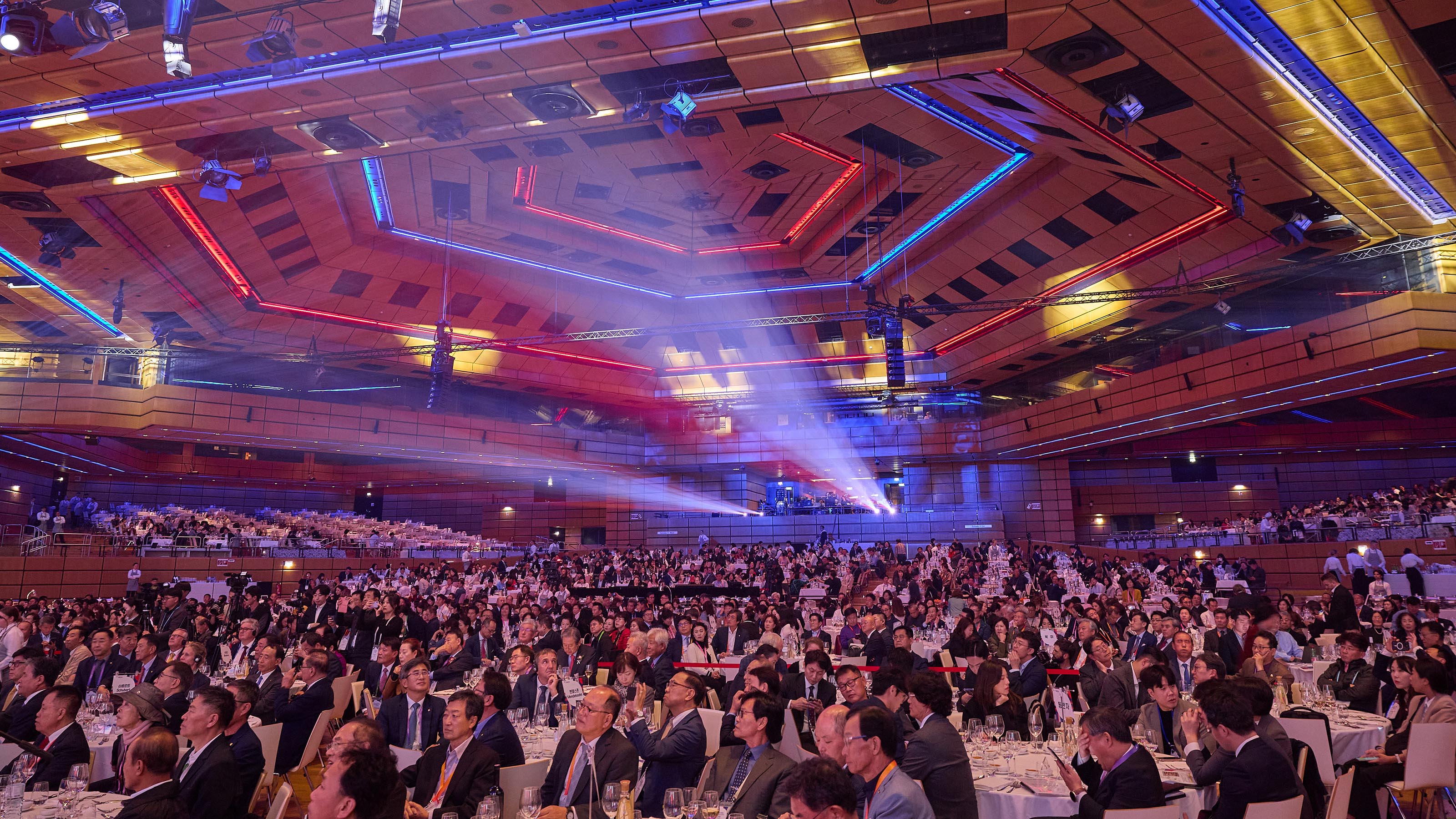 Ein gro&szlig;er Zuschauerraum voller Menschen