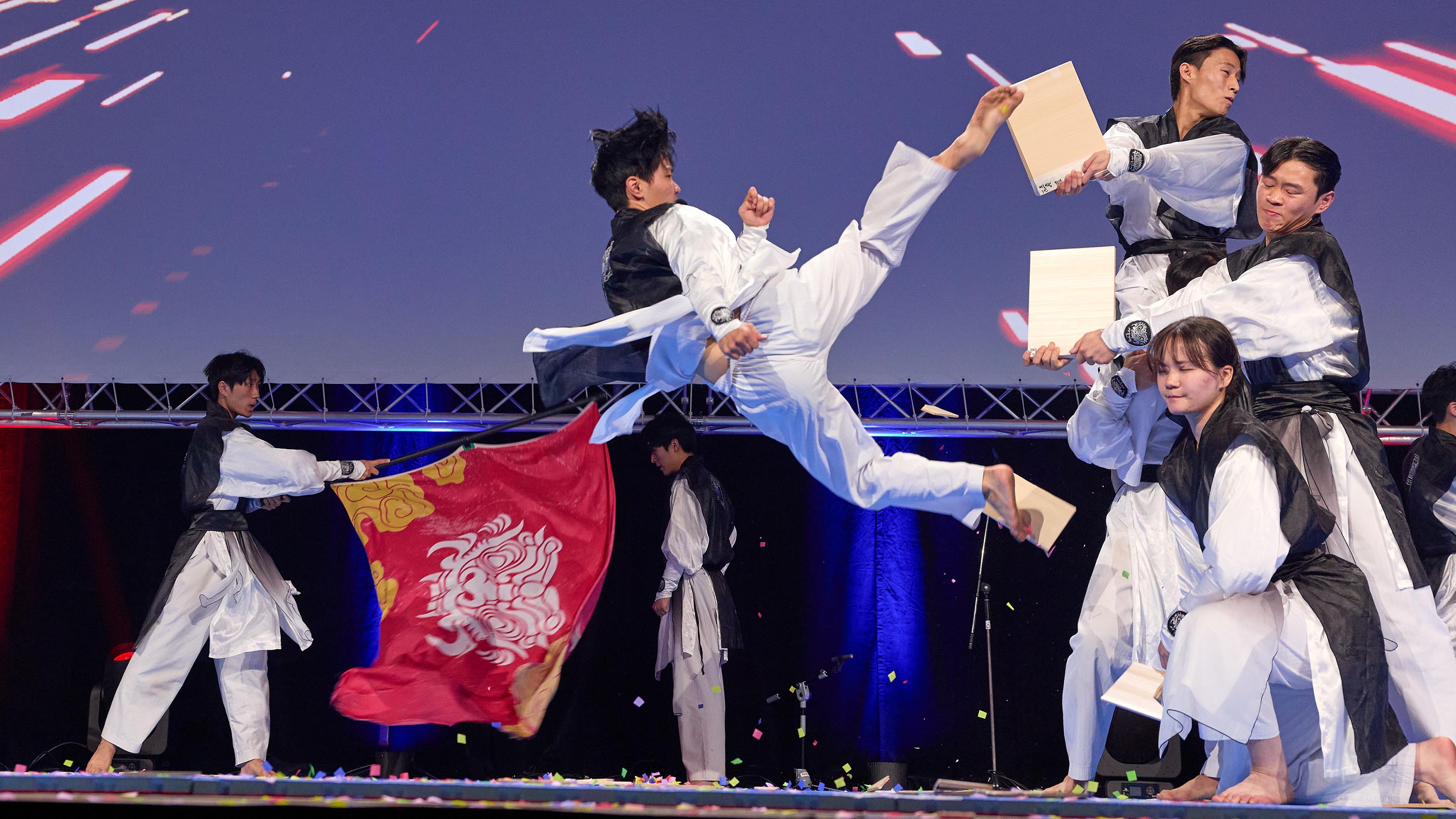 Karatek&auml;mpfer zertritt ein Holzbrett