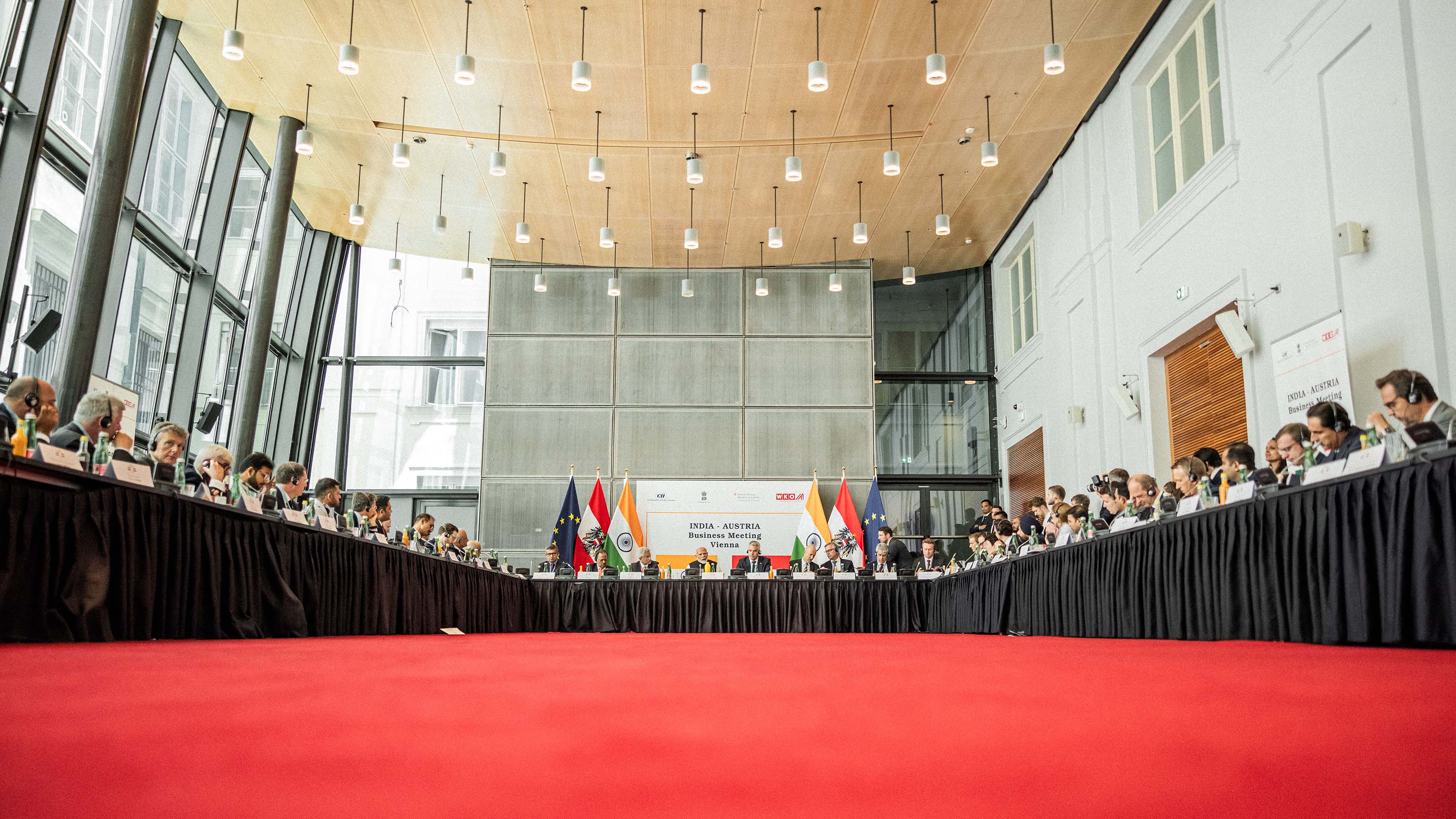 Gro&szlig;er, sehr langer Besprechungstisch voller Delgeriter