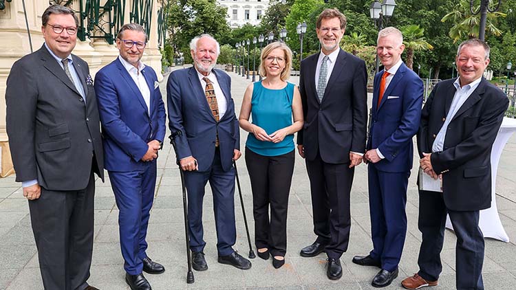 Gruppenbild: Die Namen sind in der Bildunterschrift genannt