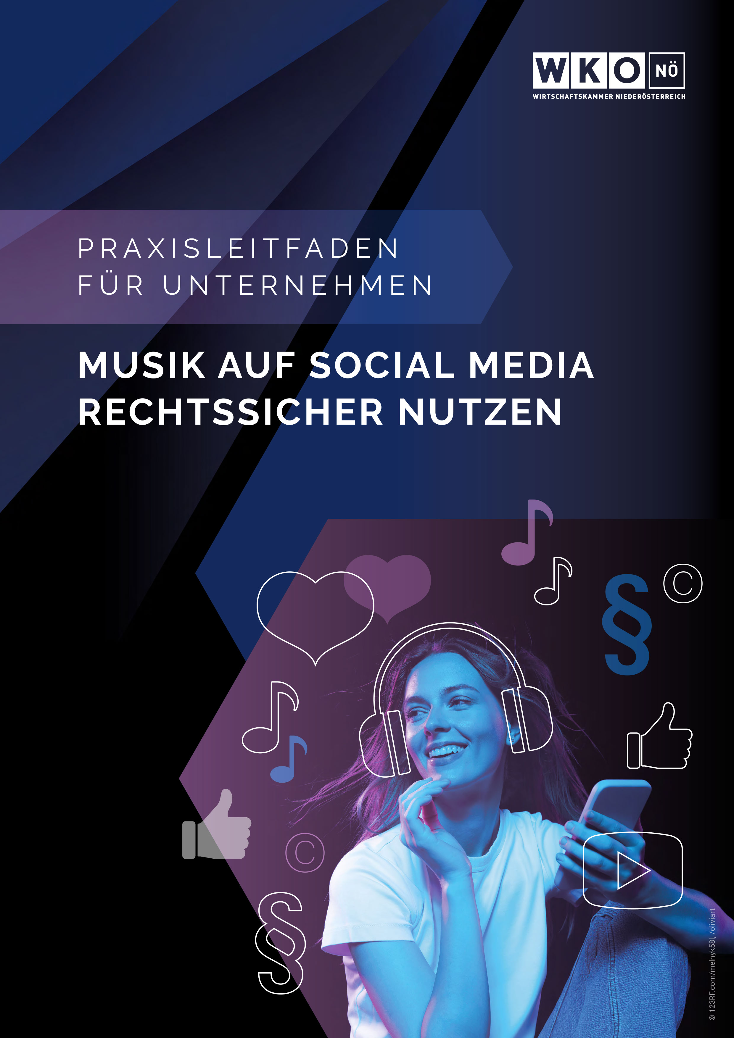 Cover des WKN&Ouml;-Praxisleitfadens &bdquo;Musik auf Social Media rechtssicher nutzen&ldquo; mit Person, Smartphone, Musiksymbolen und Rechtssymbolen auf blau-violettem Hintergrund.