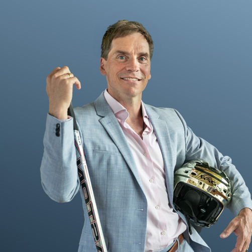 Portraitfoto von Dieter Kalt mit einem Eishockey-Schl&auml;ger in der Hand