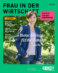Frau l&auml;chelt von einem Magazin-Titelblatt