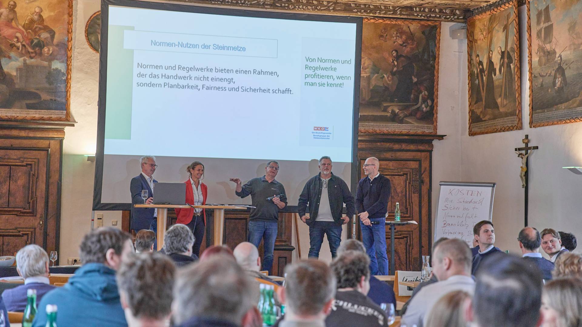 Normen nutzen allen: Podiumsdiskussion mit Roman Toth (Vorsitzender des AK Normen<br />
und LIM Burgenland), Karin Deisl (Steinmetzmeisterin und gerichtlich zertifizierte<br />
Sachverst&auml;ndige), Markus Leitner (Mapei Austria GmbH) sowie Ingomar Smrcka (Ardex<br />
GmbH) mit Moderator Mag. Richard Watzke.