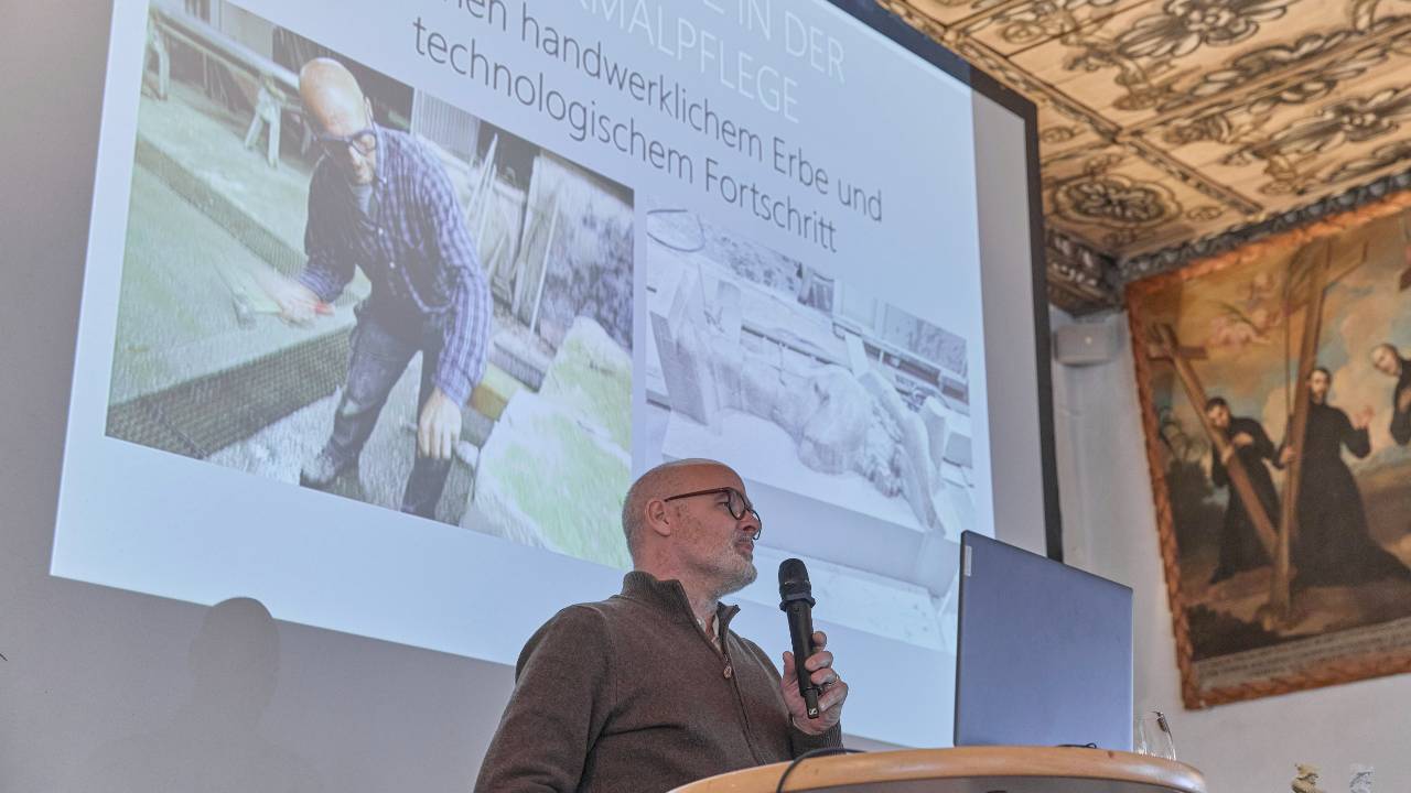 Steinmetzmeister Erich Reichl schilderte, wie sich moderne Technik und traditionelles<br />
Handwerk in der Denkmalpflege erg&auml;nzen.