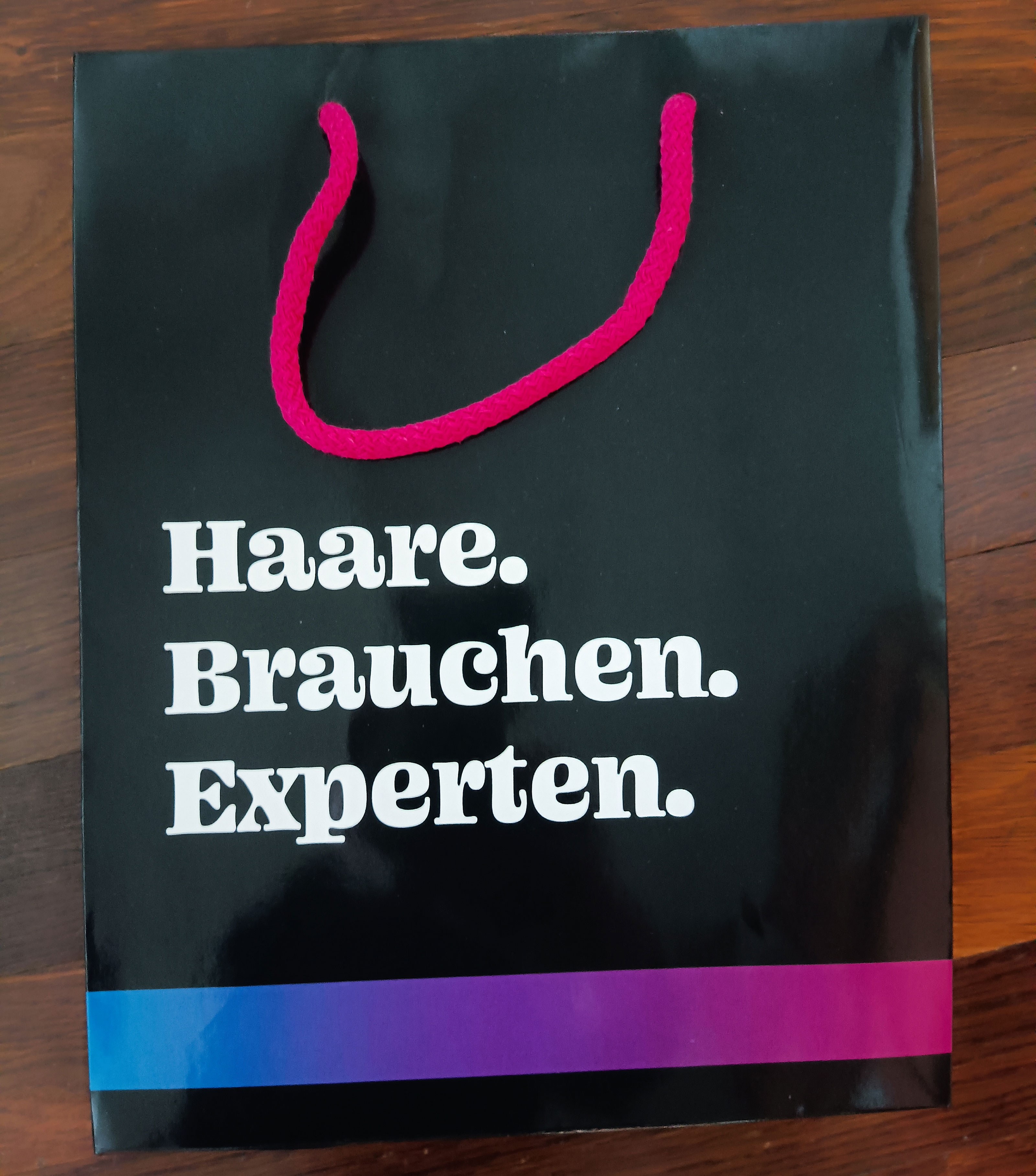 Foto der Papiertragtasche mit Aufschrift "Haare brauchen Experten"