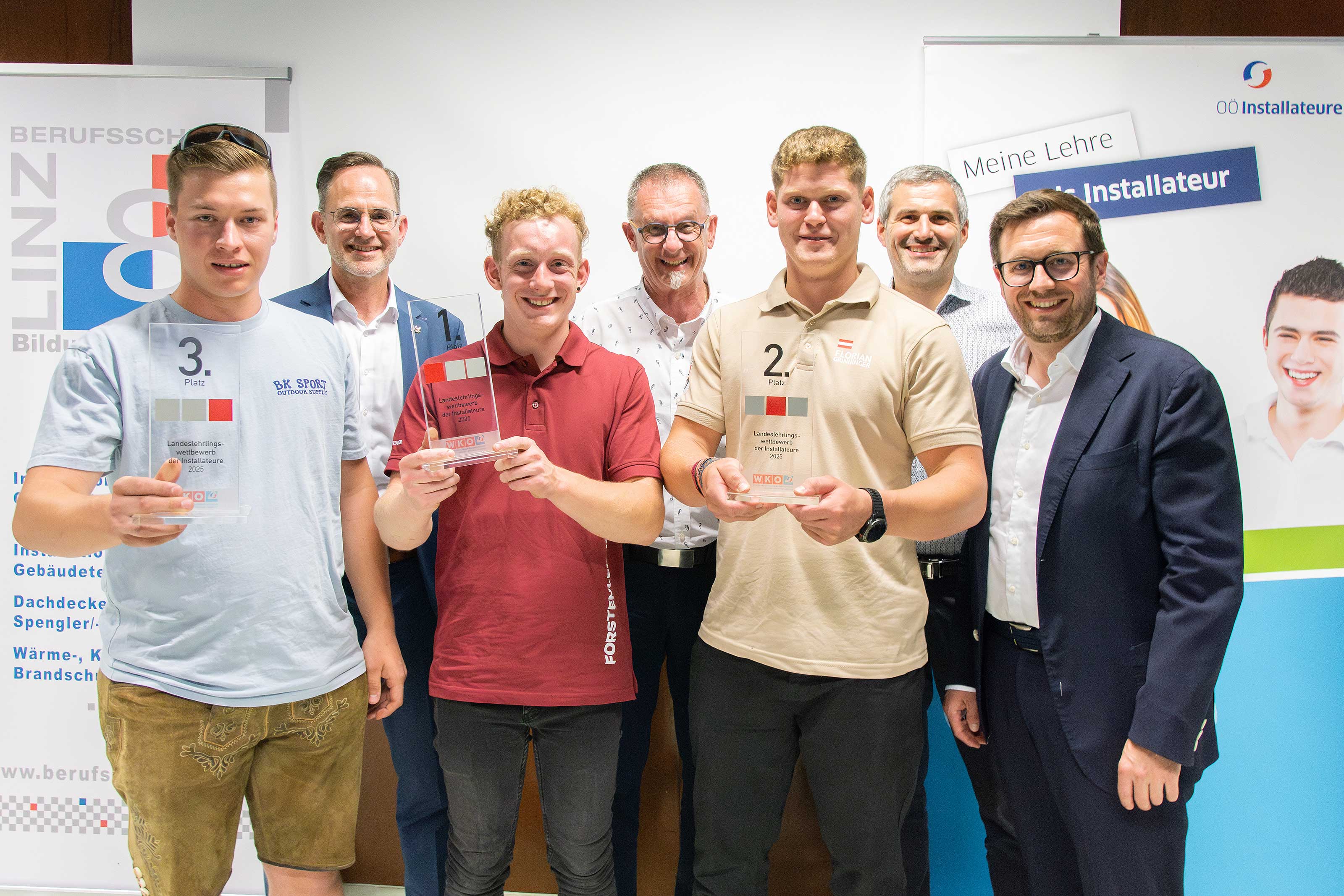Simon Hubmer (3. Platz), Fa. Ing. Dietmar Waser / Spartenobmann Mst. Michael Pecherstorfer / Felix Aistleitner (1. Platz), Fa. Forstenlechner GmbH / Berufsschuldirektor Dipl.Päd Georg Burg / Florian Grinninger (2. Platz), Fa. Leibetseder GmbH & Co. KG / Berufsschuldirektor-Stellvertreter Vl. Mst. Ing. Dipl.-Ing. (FH) Alexander Hauer / Landesinnungsmeister Mag. Markus Redl 