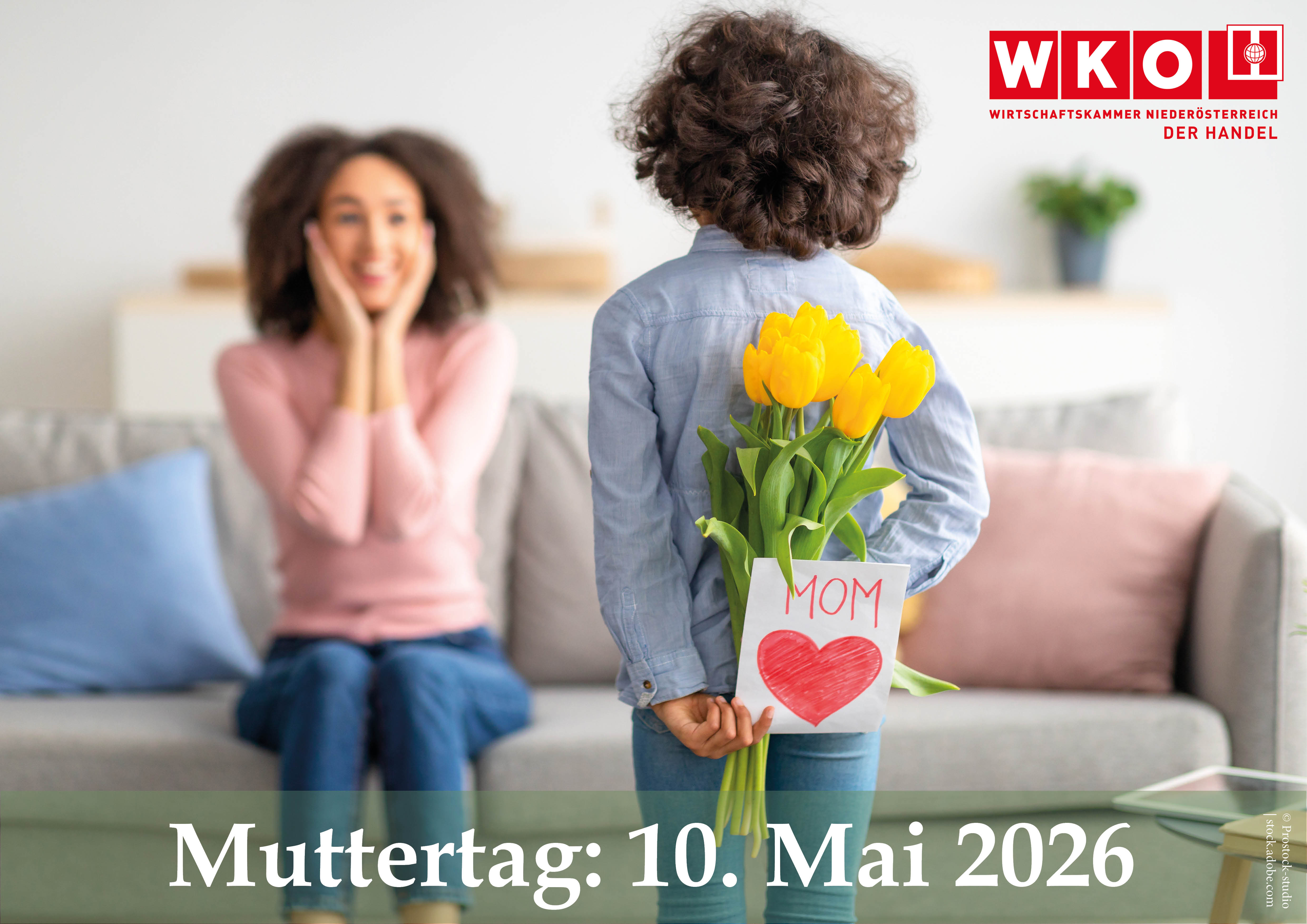 Mutter und Tochter mit Geschenk