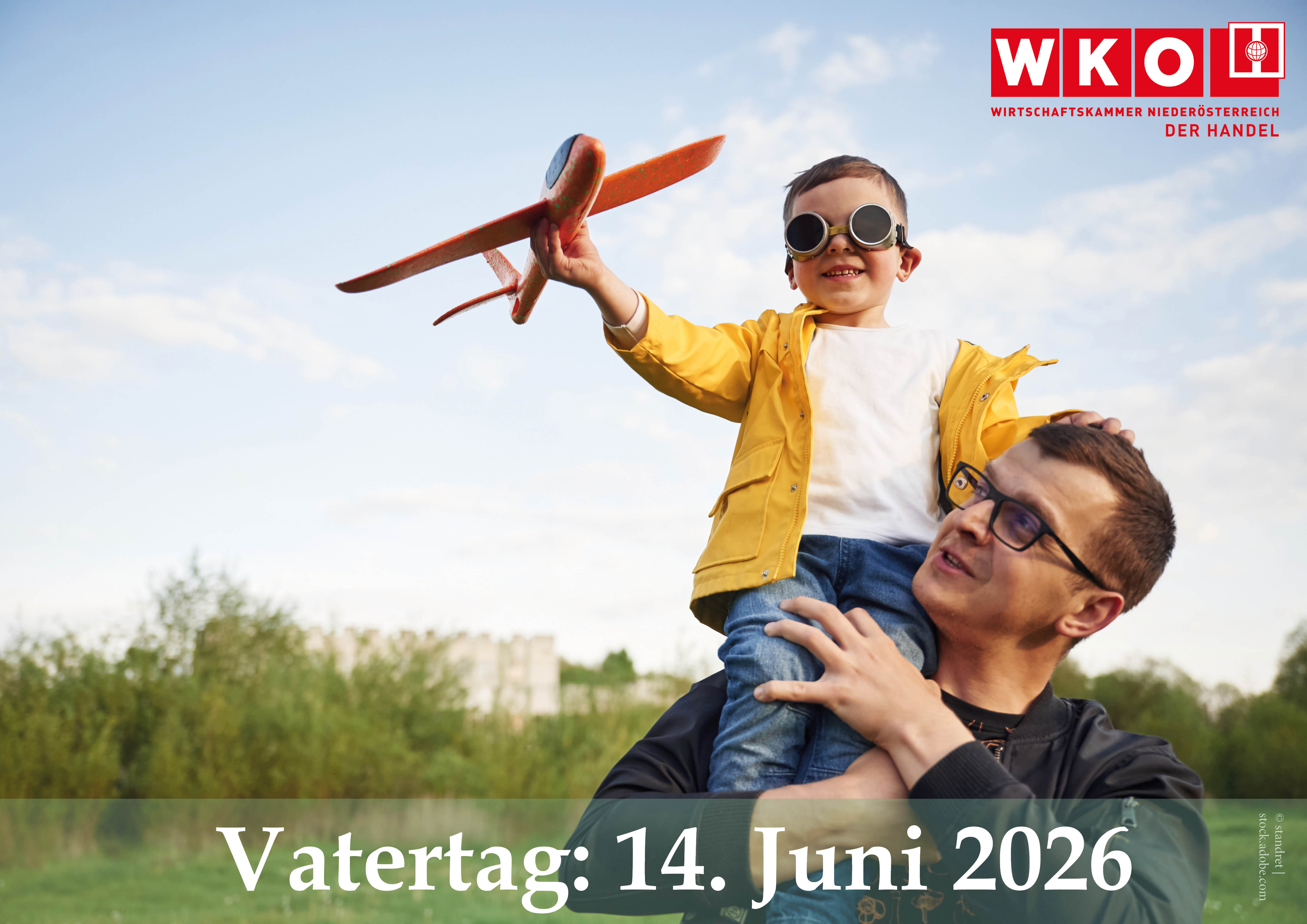 M&auml;dchen mit Geschenk hinter dem R&uuml;cken