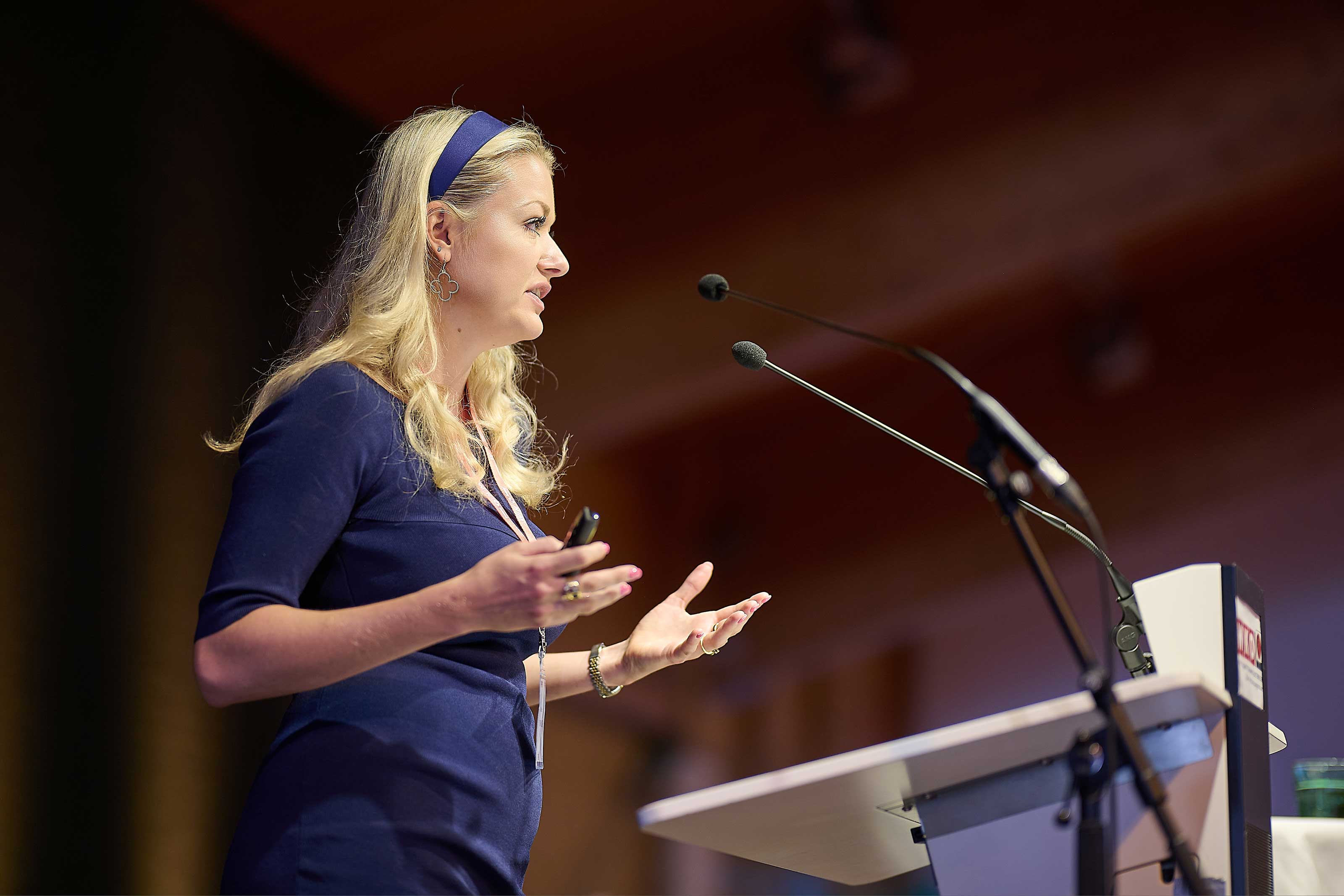 Priv.-Doz. Dr. Isabelle Vonkilch (WU Wien) während ihres Vortrags auf dem Expert:innentreffen der Versicherungsmakler 2025