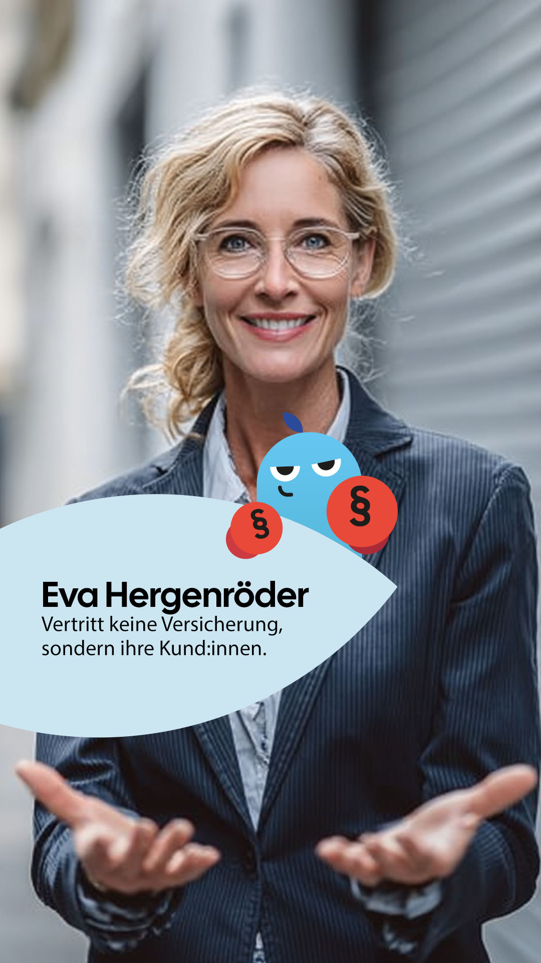 Person in Businesskleidung im Stadtraum, davor eine grafische Sprechblase mit Text: &sbquo;Eva Hergenr&ouml;der vertritt keine Versicherung, sondern ihre Kund:innen.