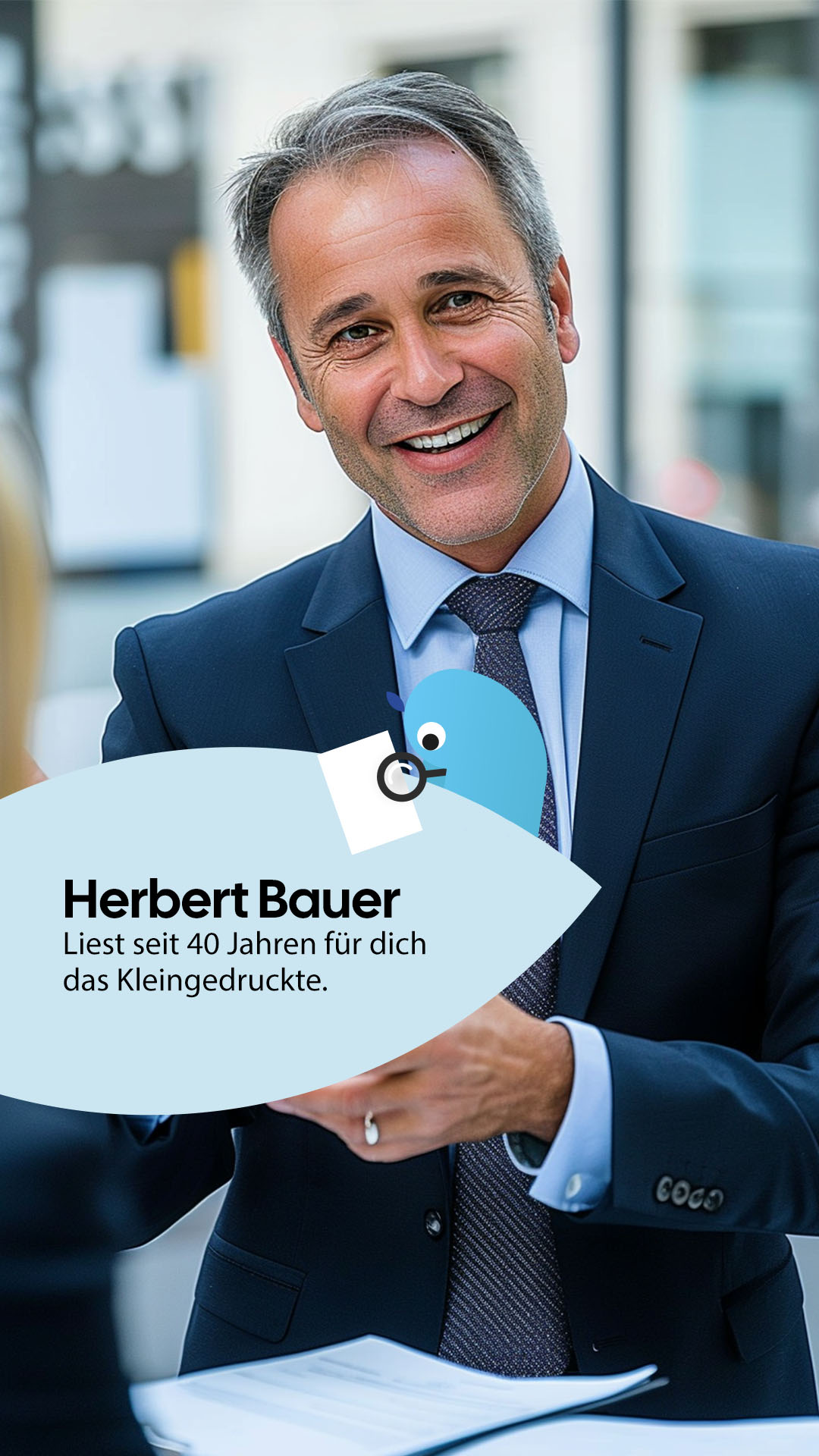 Person im Anzug mit Unterlagen in der Hand, davor eine grafische Sprechblase mit Text: &sbquo;Herbert Bauer liest seit 40 Jahren f&uuml;r dich das Kleingedruckte.