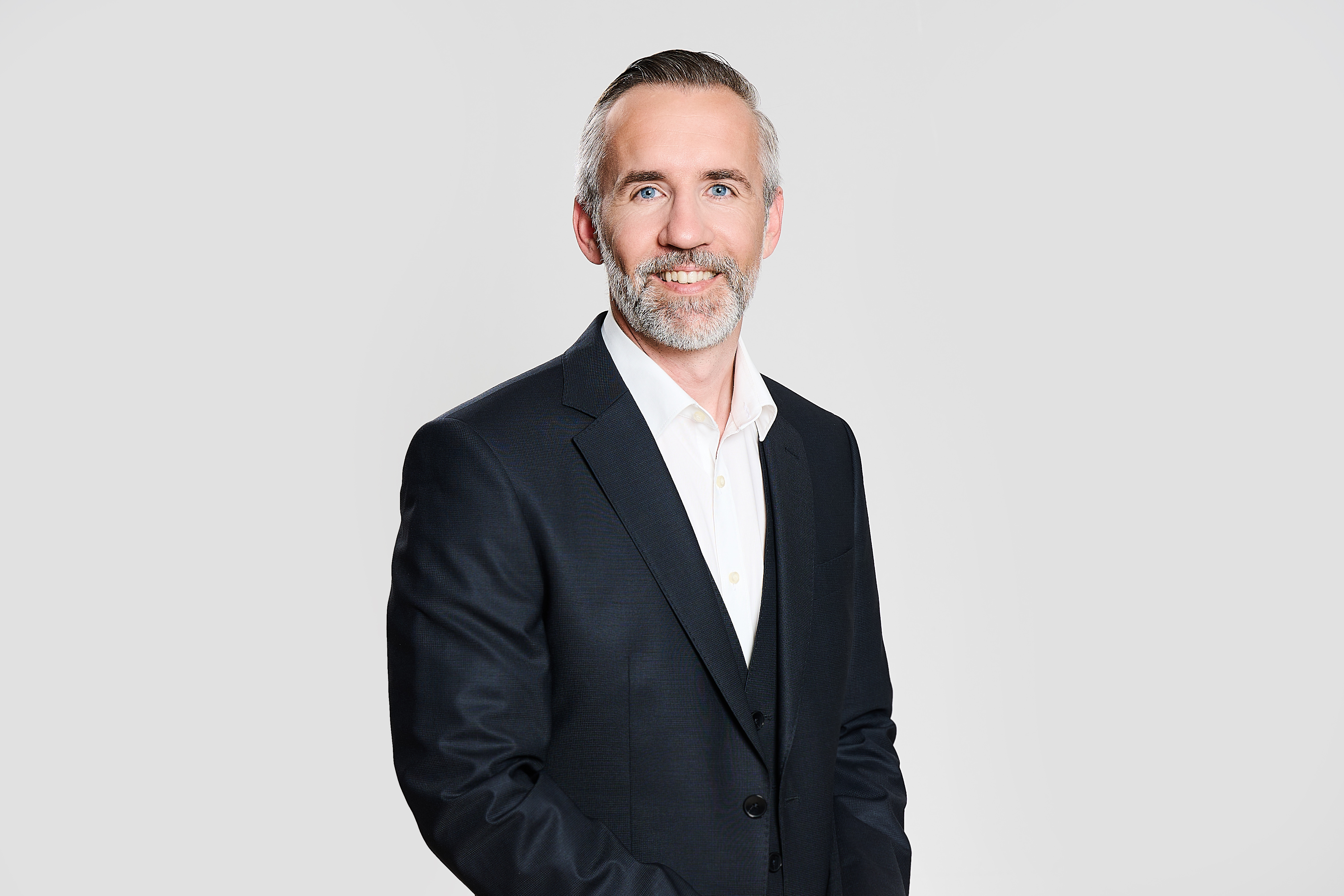 Peter Tschernutter, Akad. Vers.Makler