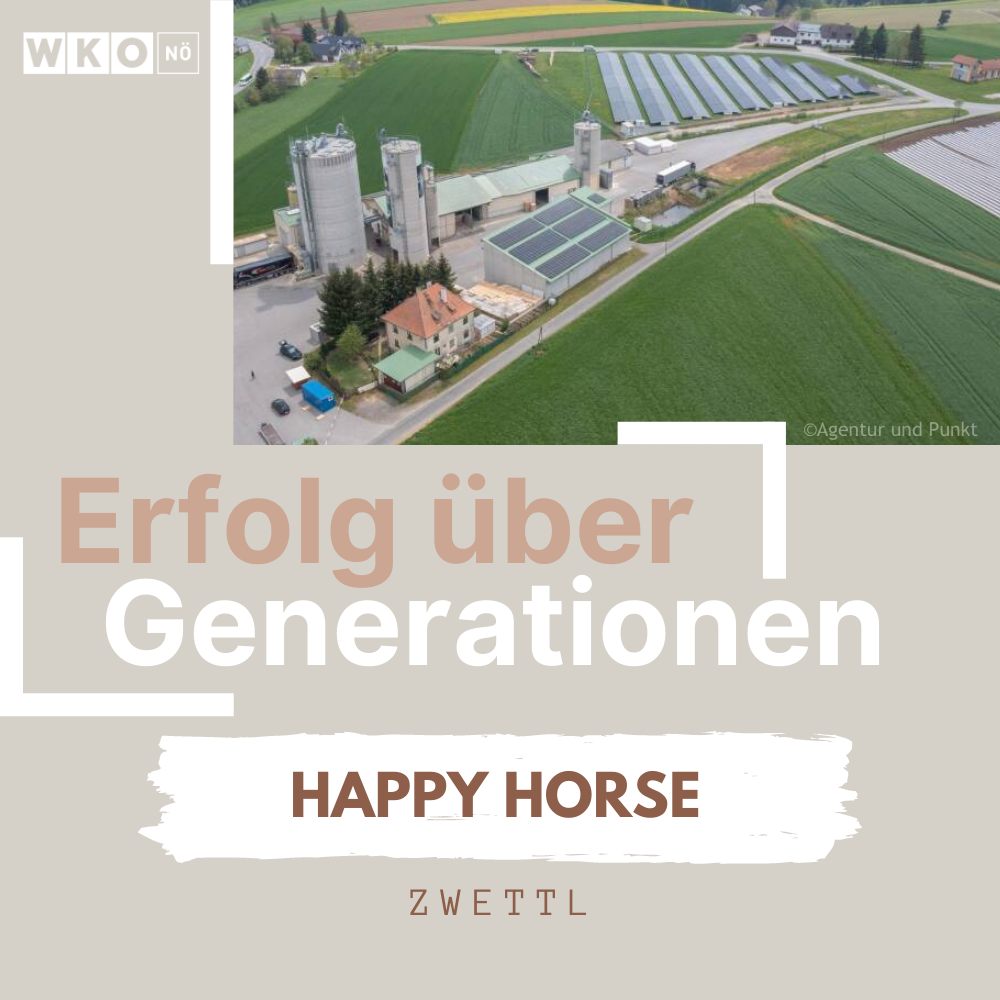 Erfolg über Generationen Happy Horse Zwettel Schriftzug und Foto vom Familienunternehmen aus der Luft 