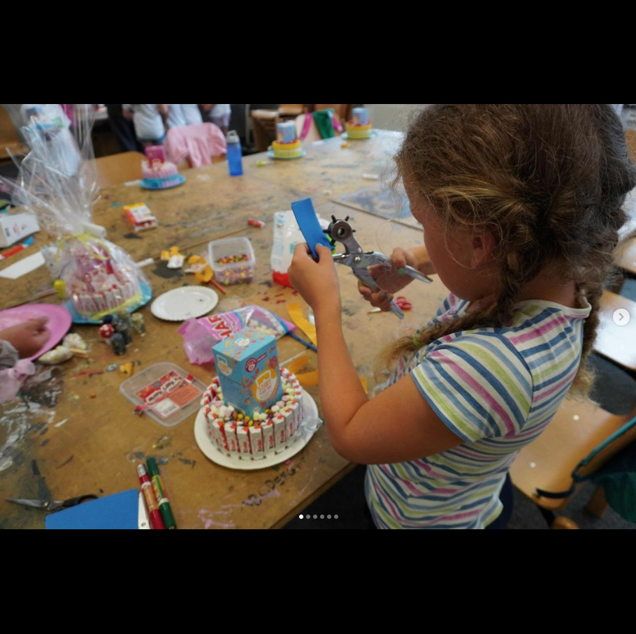 kleines Mädchen bastelt bei der Wifi Kids Acadamy