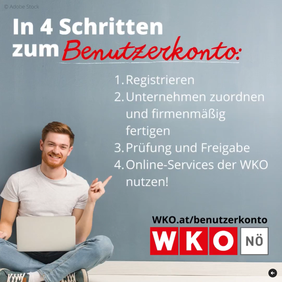 Mann sitzt mit einem Laptop im Schneidersitz und zeigt auf die 4 Schritte zum Benutzerkonto. 