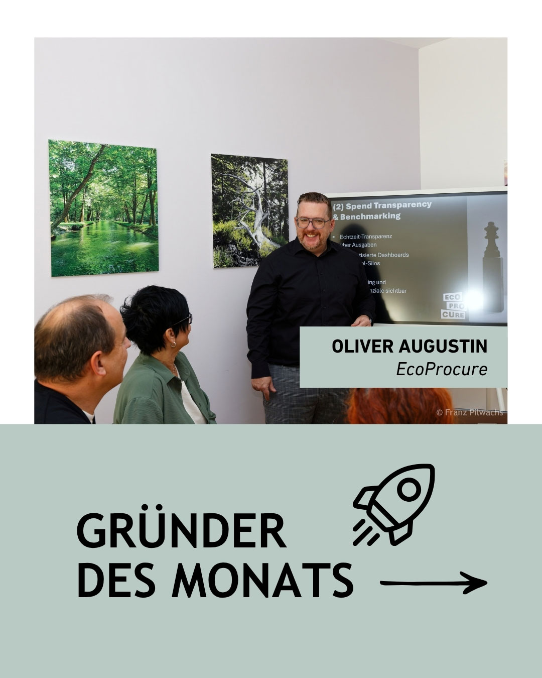 Ein Mann steht in einem Raum vor einer Pr&auml;sentationsfolie und spricht zu einer kleinen Gruppe von Personen. Rechts neben ihm befindet sich ein Textfeld mit der Aufschrift &bdquo;Oliver Augustin &ndash; EcoProcure&ldquo;. Unter dem Bild steht ein grafisches Element mit dem Titel &bdquo;Gr&uuml;nder des Monats&ldquo; und einem Raketen‑Symbol.