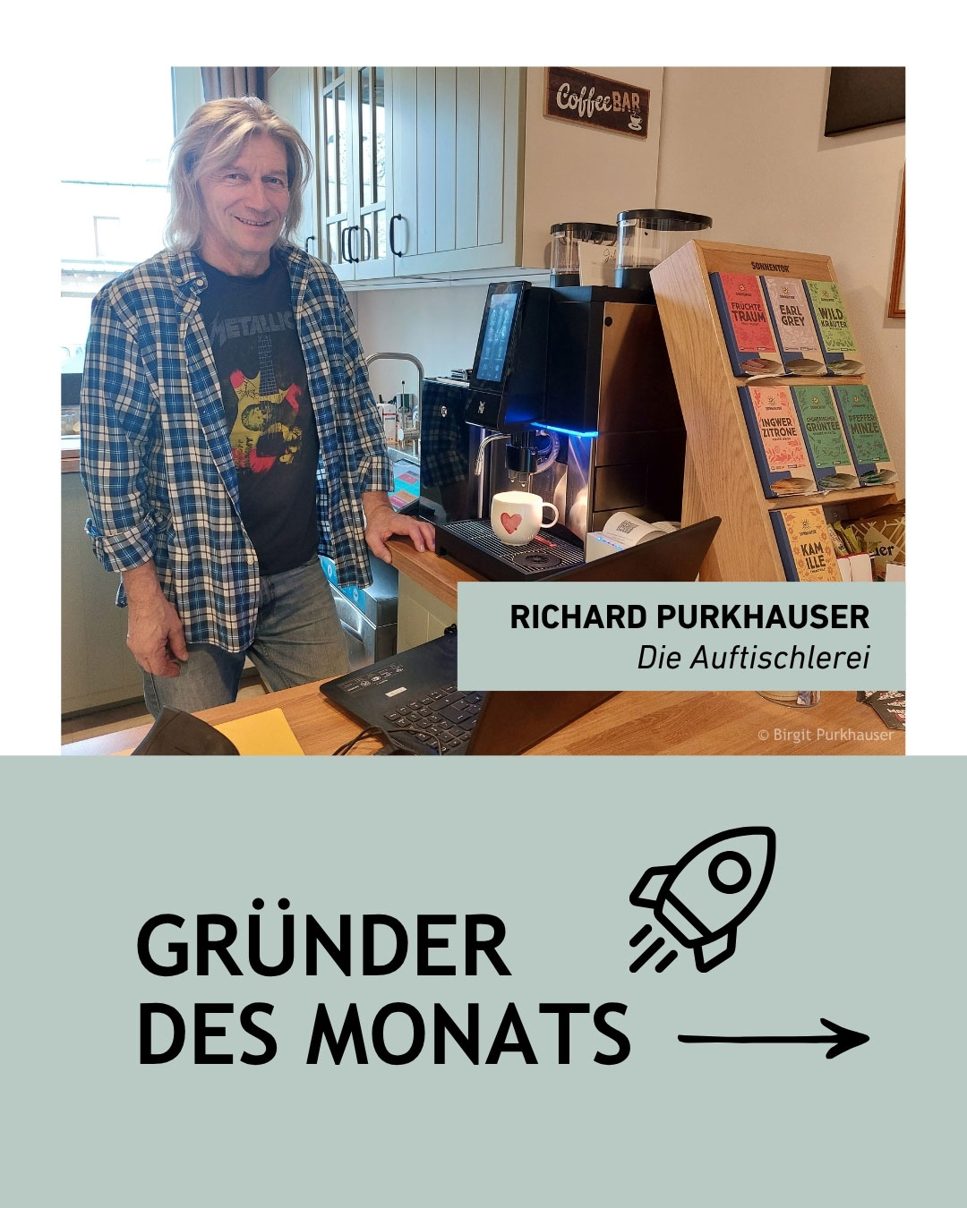 Ein Mann steht in einer K&uuml;che oder Kaffee‑Ecke hinter einem Tresen. Neben ihm stehen eine Kaffeemaschine, eine Tasse und ein Laptop. Rechts im Bild befindet sich ein Textfeld mit der Aufschrift &bdquo;Richard Purkhauser &ndash; Die Auftischlerei&ldquo;. Unter dem Foto ist ein grafisches Element mit der Beschriftung &bdquo;Gr&uuml;nder des Monats&ldquo; und einem Raketen‑Symbol.