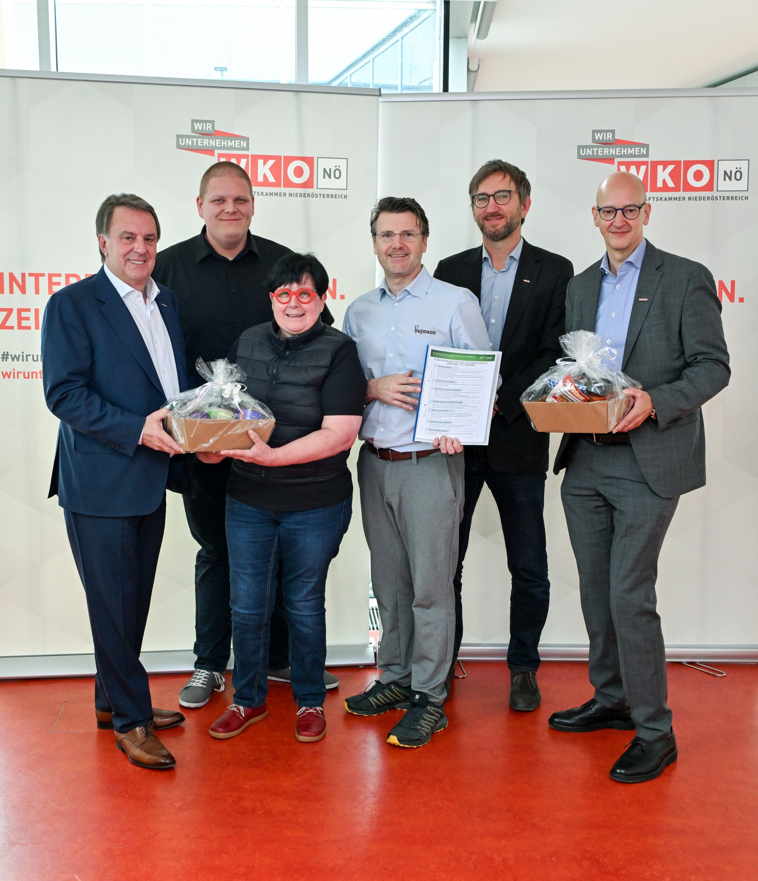 Übergabe Forderungspapier Lebensmittelgewerbe 