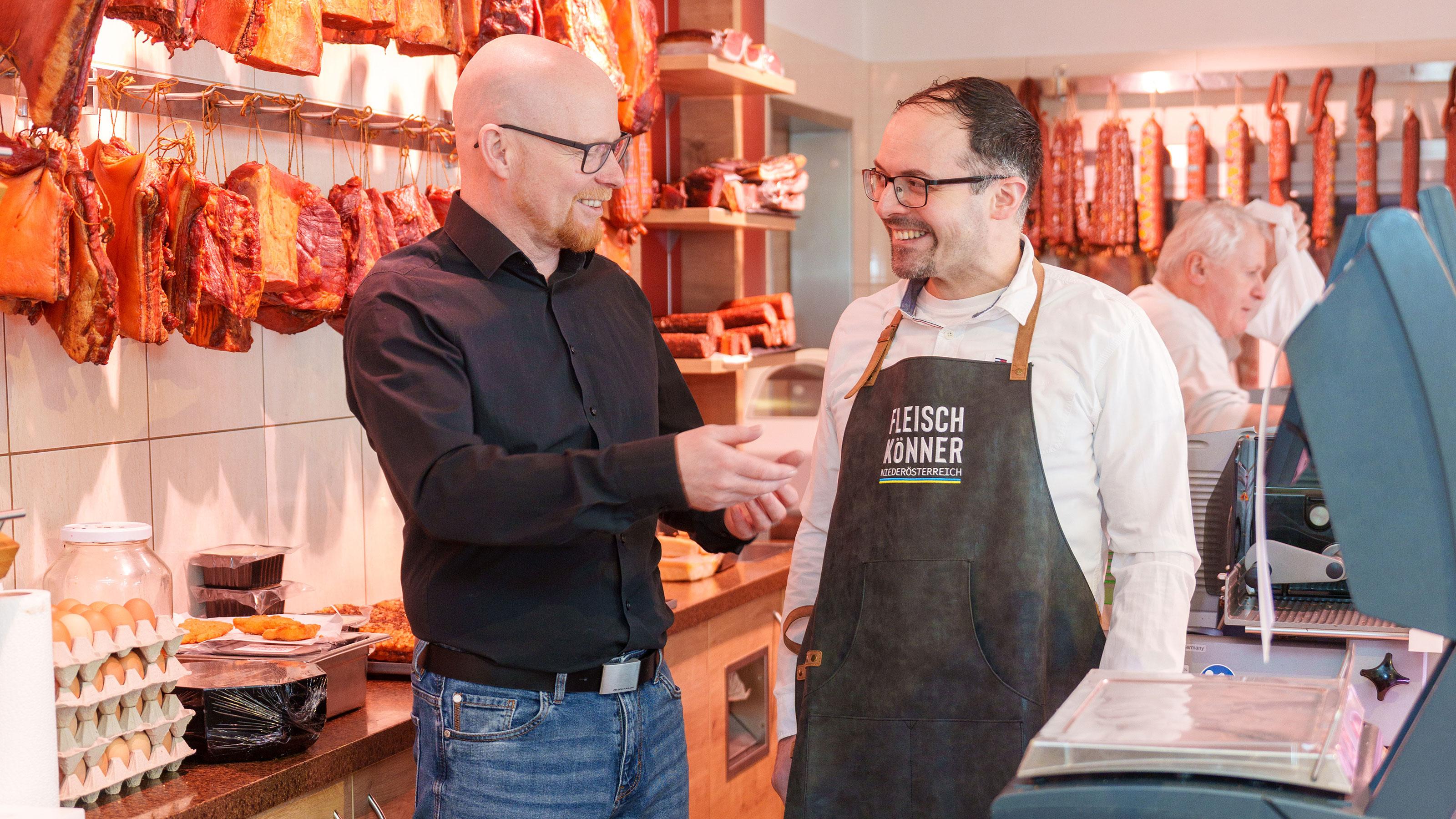 WKN&Ouml;-Experte Harald Fischer (links) im Gespr&auml;ch mit Michael Bogner in der Fleischerei.