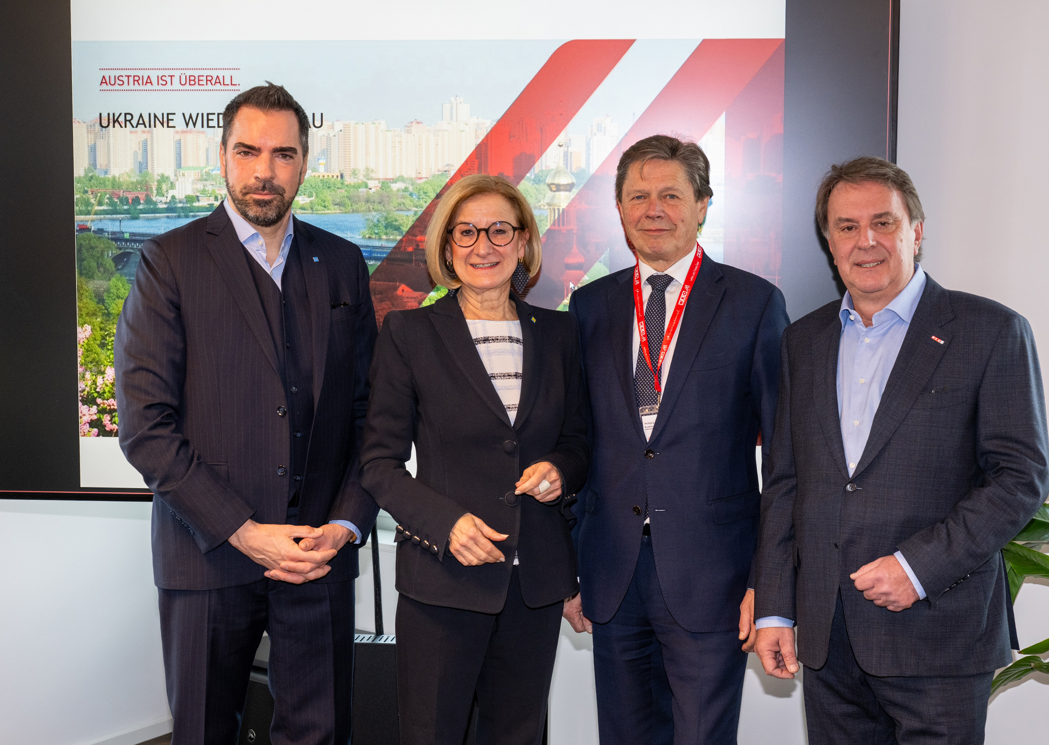 Bei der Info-Veranstaltung &bdquo;Wiederaufbauprojekte in der Ukraine und Gesch&auml;ftst&auml;tigkeit mit der Ukraine&ldquo; betonten Landeshauptfrau Johanna Mikl-Leitner, WKN&Ouml;-Pr&auml;sident Wolfgang Ecker (r.), IV-N&Ouml;-Pr&auml;sident Kari Ochsner (l.) und Wolfgang Anzengruber, Regierungskoordinator f&uuml;r den Ukraine-Wiederaufbau, einerseits die Herausforderungen und andererseits die Bedeutung der wirtschaftlichen Zusammenarbeit f&uuml;r heimische Betriebe mit der Ukraine