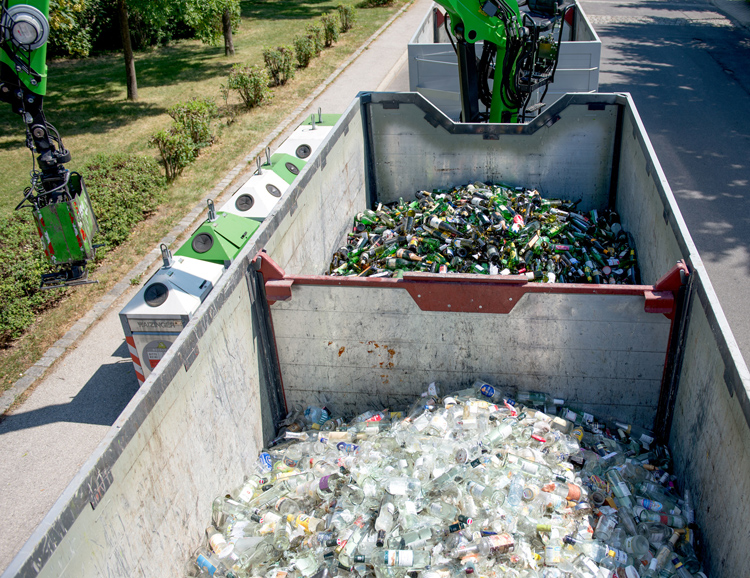Gro&szlig;e Glascontainer in Recyclinghof