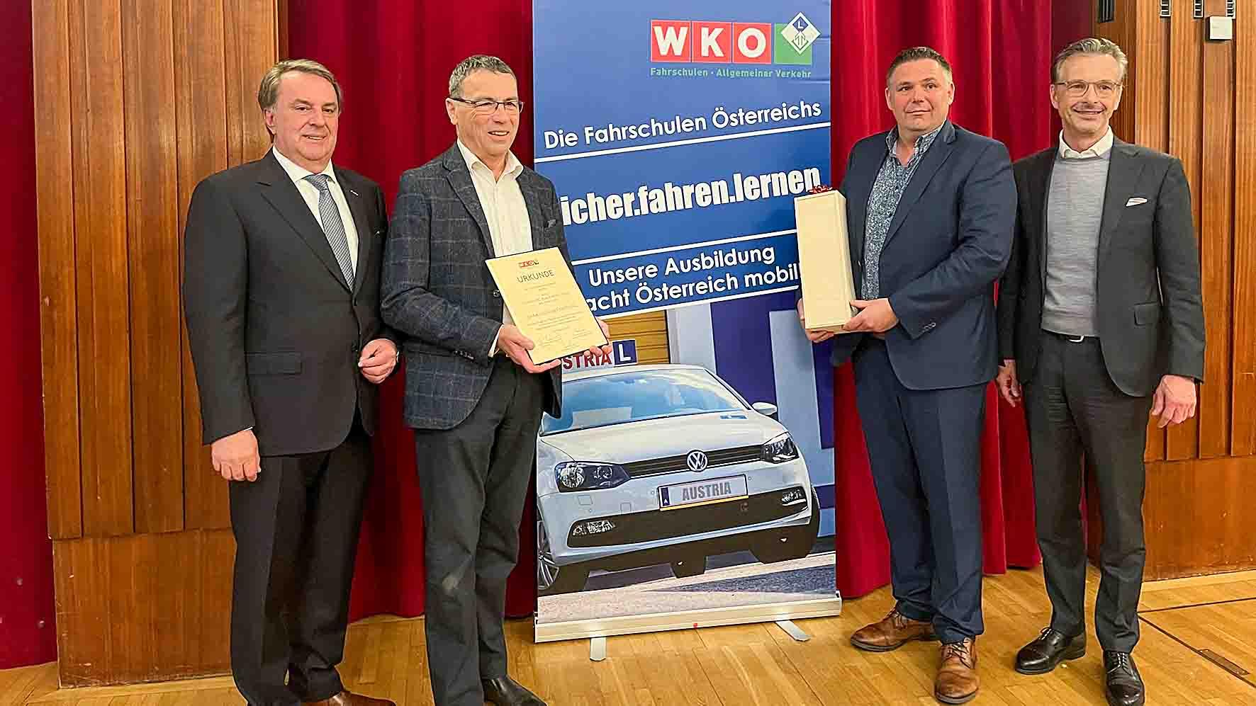 V.l.: WKNÖ Präsident Wolfgang Ecker, Klaus Köpplinger, NÖ Fachvertretungsvorsitzender Richard Mader und Fachverbandsobmann Joachim Steininger (Fahrschulen und Allgemeiner Verkehr).