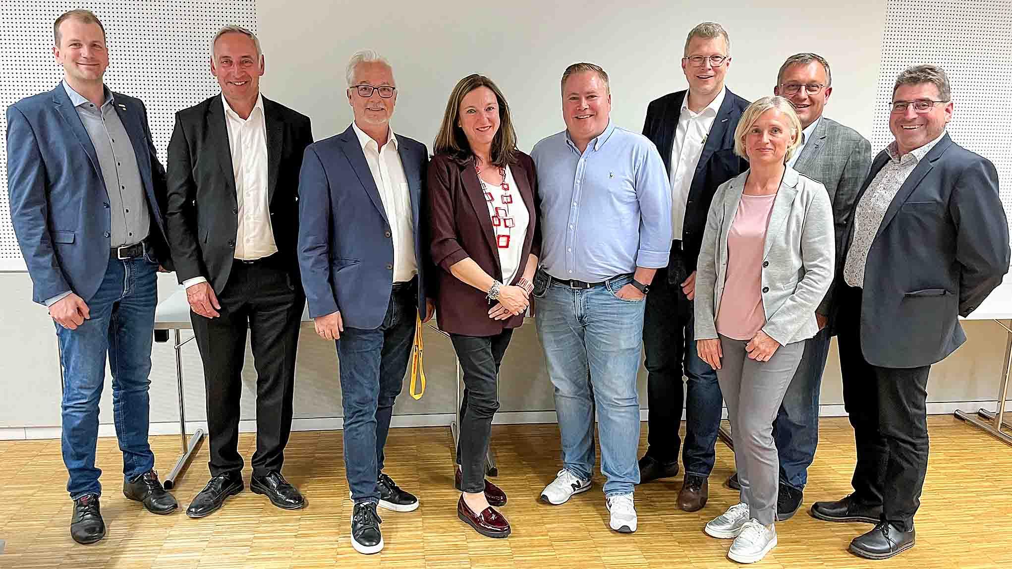 V.l.: Christoph Mitterbauer (Mitterbauer Reisen & Logistik GmbH), Rudi Kuchta (MAN), Oliver Jung (Energie Direct), Spartenobfrau Beate F&auml;rber-Venz, Manfred Bichler (Manfred Bichler Transporte GmbH), Dieter Messner (Ziviltechniker f&uuml;r Maschinenbau), Sparten-GF Patricia Luger, Joe Rittner (Josef Rittner Taxi GmH) und Martin Jarmer (Energie Direct).