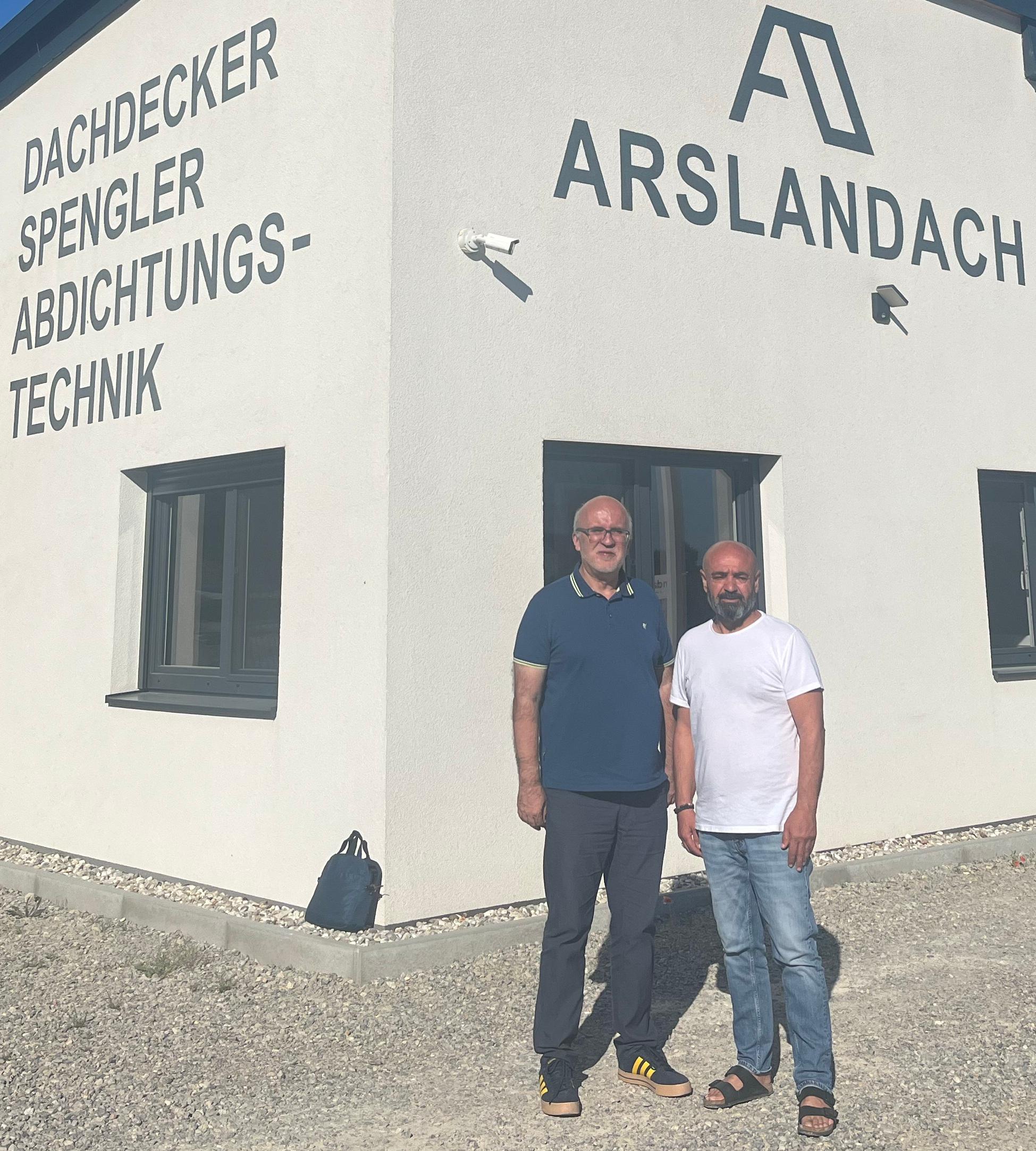 Thomas Petzel und Sedat Arslan vor der Firma