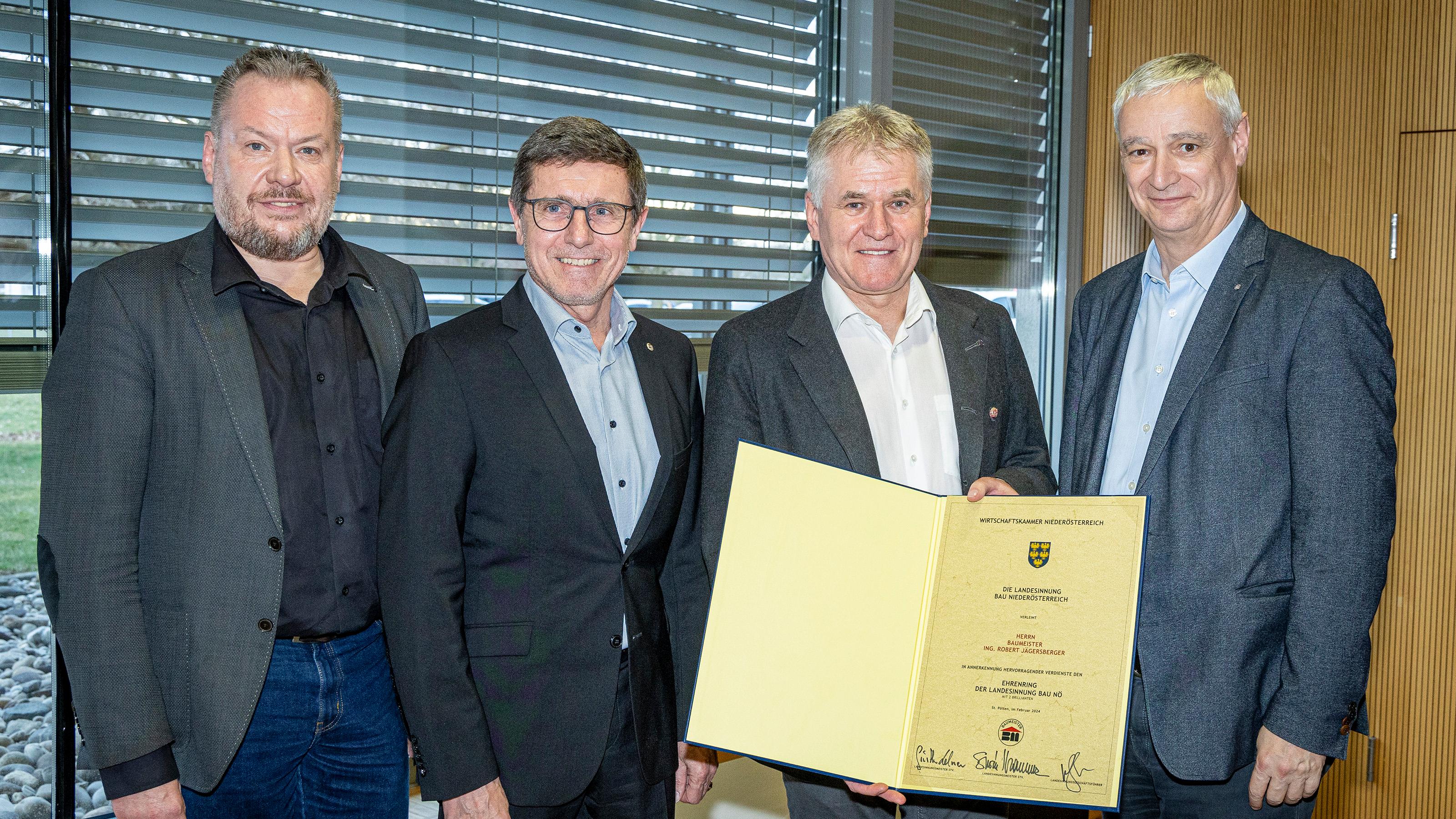 Von der Bau-Landesinnung NÖ wurde der scheidende Landesinnungsmeister Robert Jägersberger mit dem Ehrenring ausgezeichnet. V.l.: Innungs-Geschäftsführer Harald Schweiger, LIM-Stv. Erwin Krammer, Robert Jägersberger und sein Nachfolger Günther Lehner.