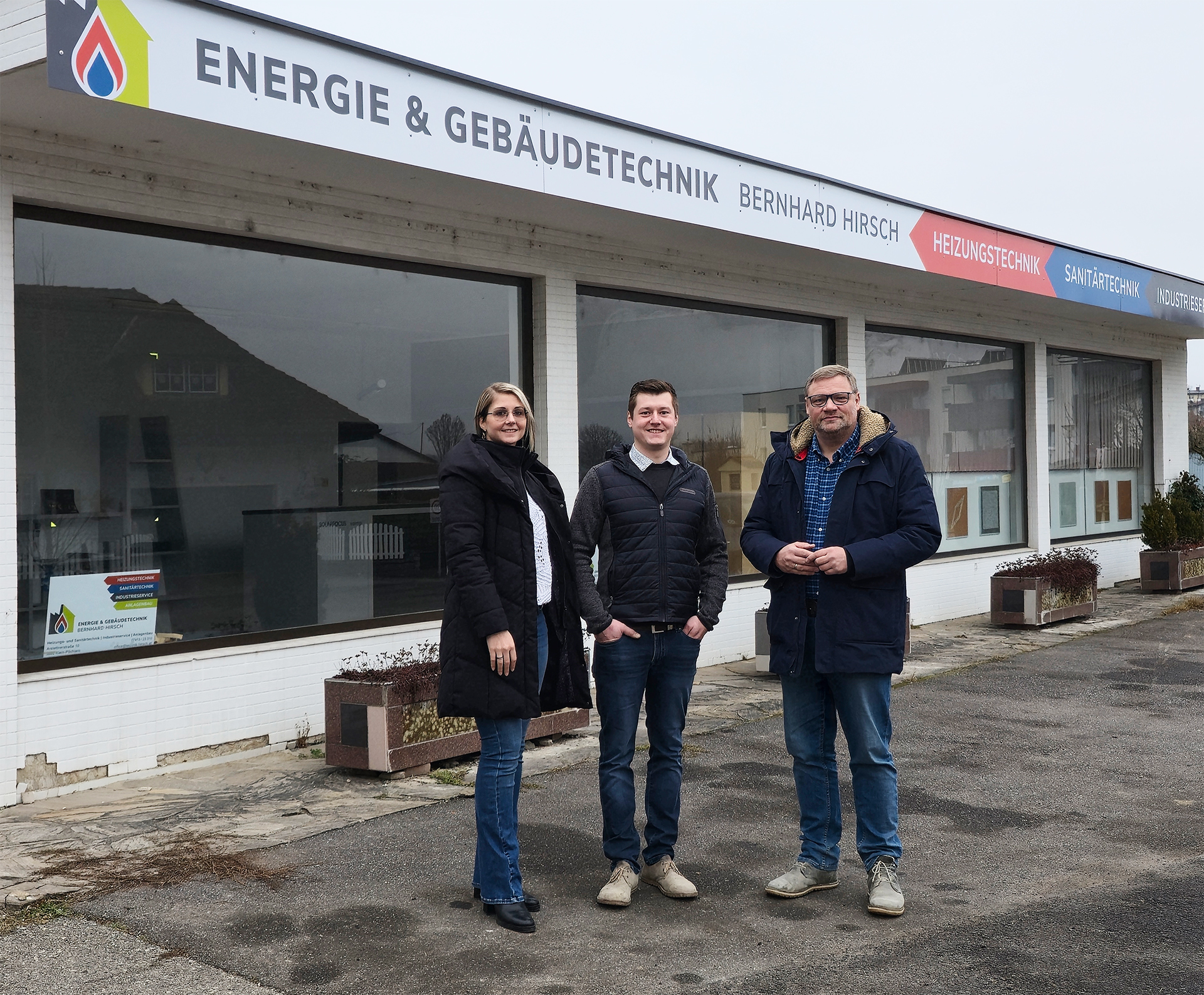 Martina Hochst&ouml;ger, Bernhard Hirsch und Herrn Bgm. Ing. Johannes Wei&szlig; vor Betriebsgeb&auml;ude