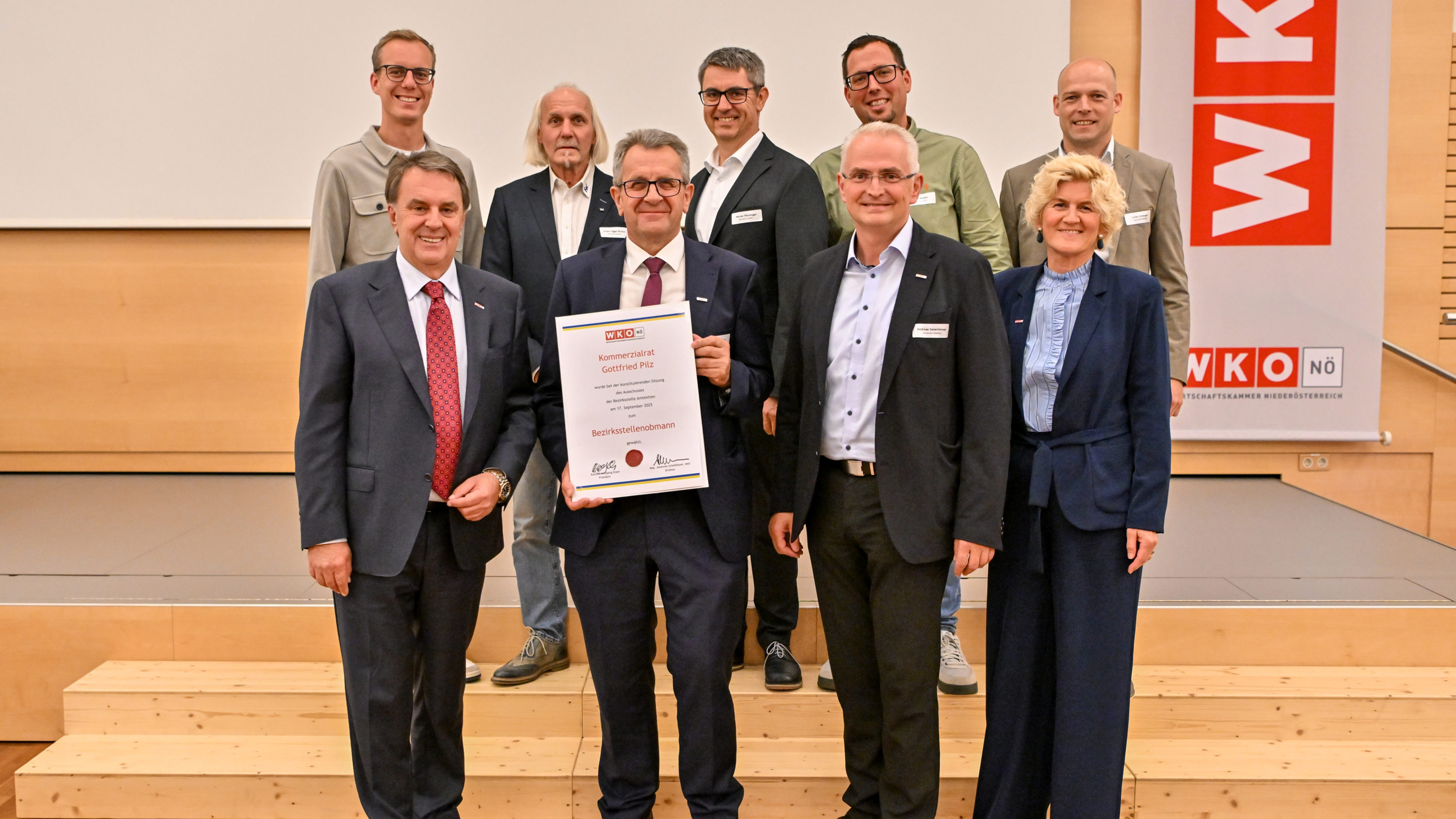 Gruppenfoto der Ausschussmitglieder bei der Konstituierungsversammlung