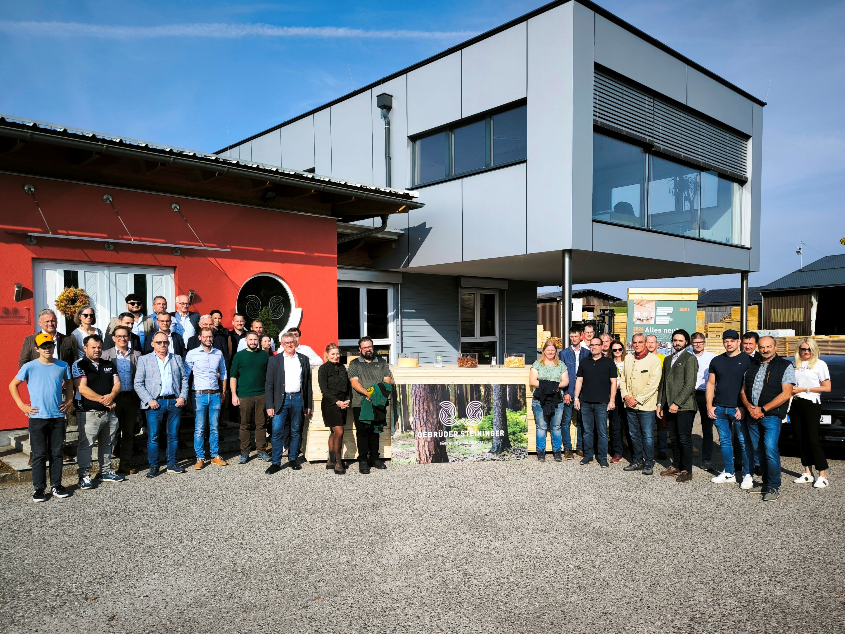 Gruppenfoto vor Unternehmen