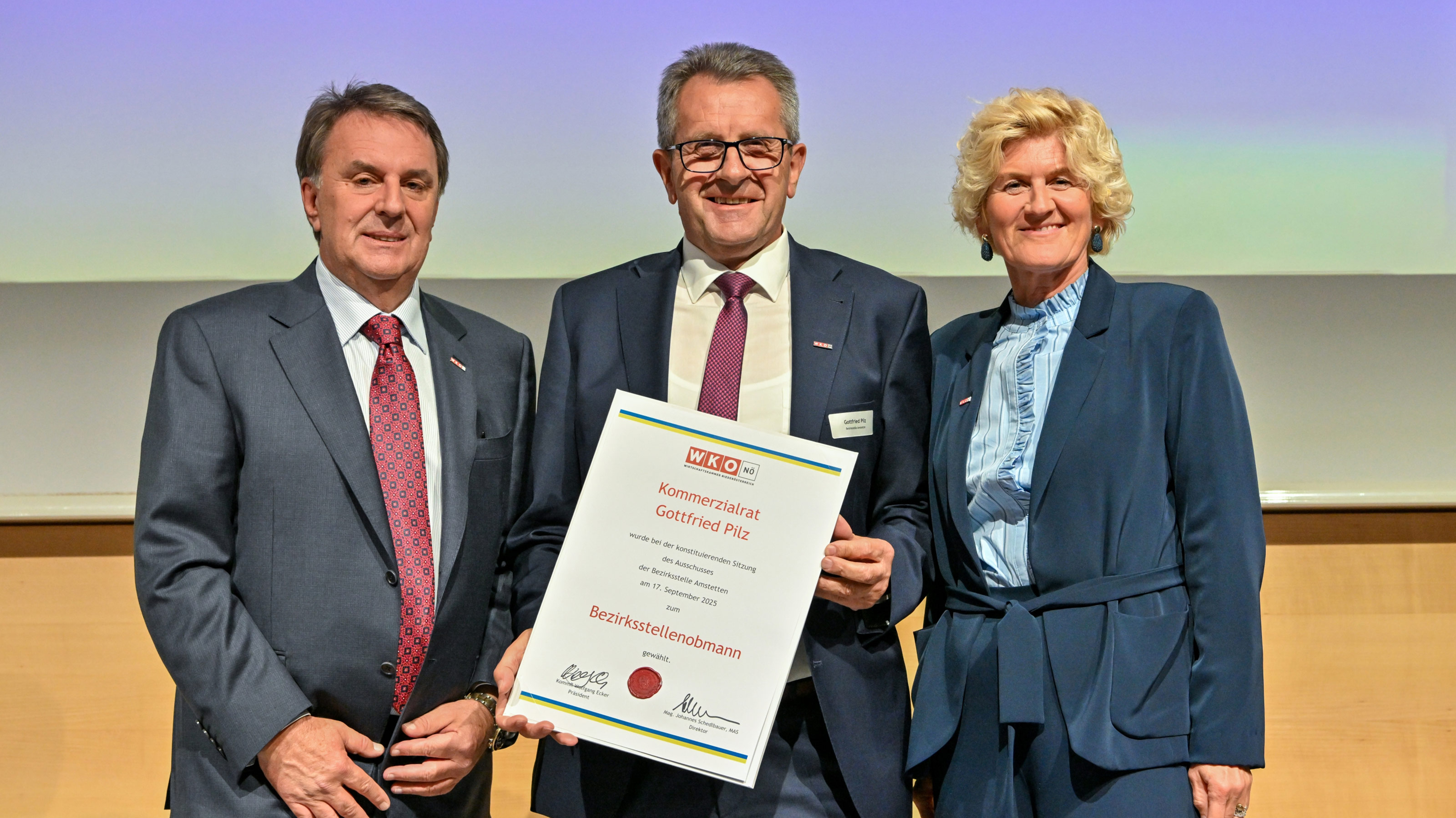 WKNÖ Präsident Wolfgang Ecker und WKNÖ stv. Direktorin Alexandra Höfer gratulieren  WK Bezirksstellenobmann Gottfried Pilz, 