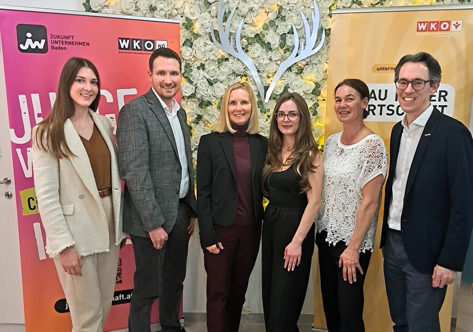 Gruppenfoto vor JW-Banner