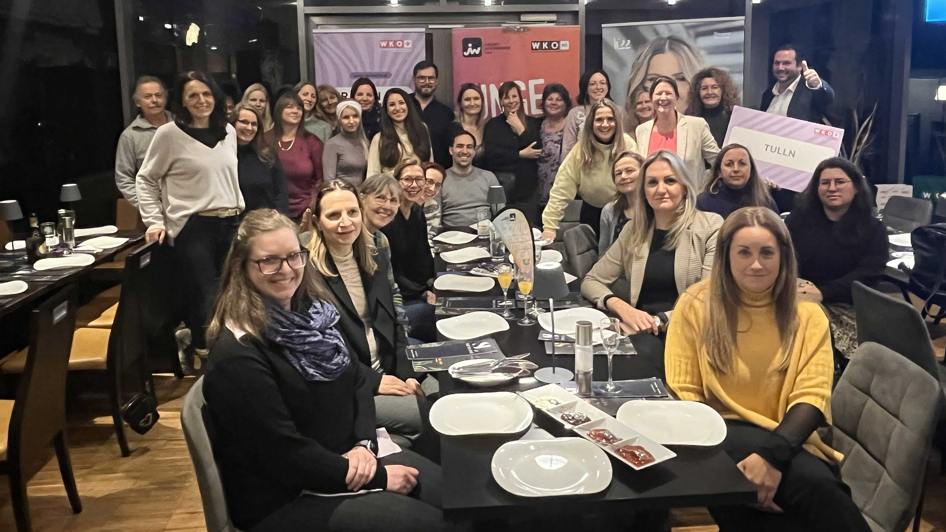 JW-Bezirksvorsitzender Michael Svoboda (1.v.r. stehend), FIW-Bezirksvorsitzende Linda Fertl-Bl&auml;uel (3.v.r. stehend) und Weltmeisterin Lizz G&ouml;rgl (5.v.r. stehend) mit den Teilnehmenden