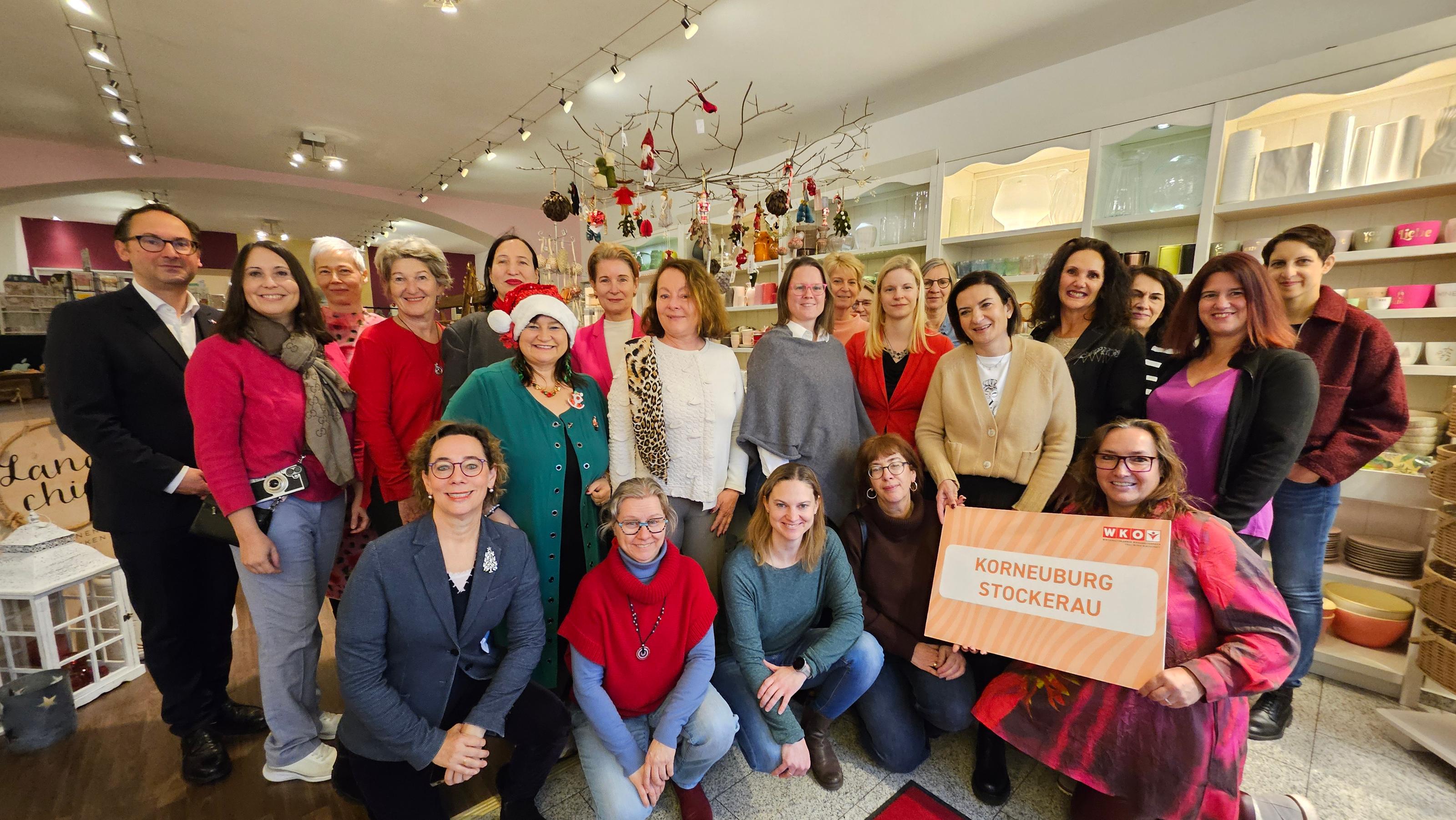 Gruppenfoto im Gesch&auml;ft