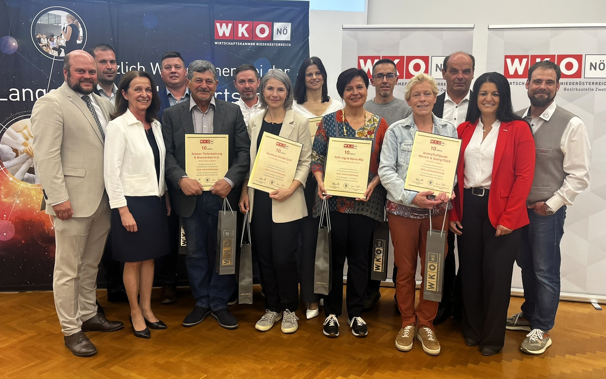 Gruppenbild mit Urkunden