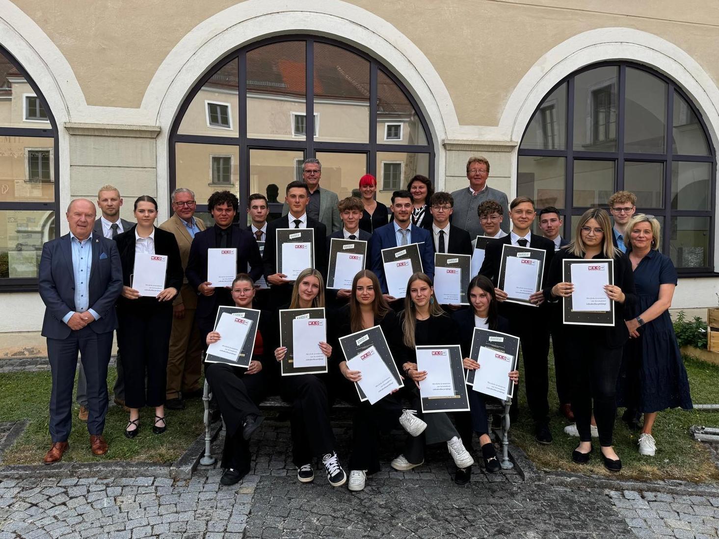 Gruppenfoto mit Abschlusszeugnissen