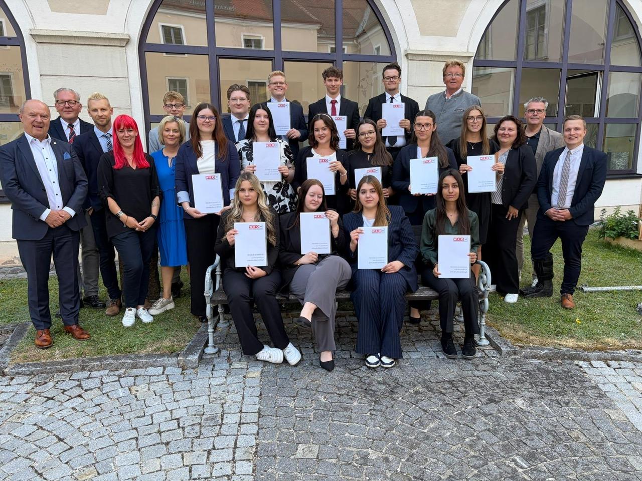 Gruppenfoto mit Abschlusszeugnissen